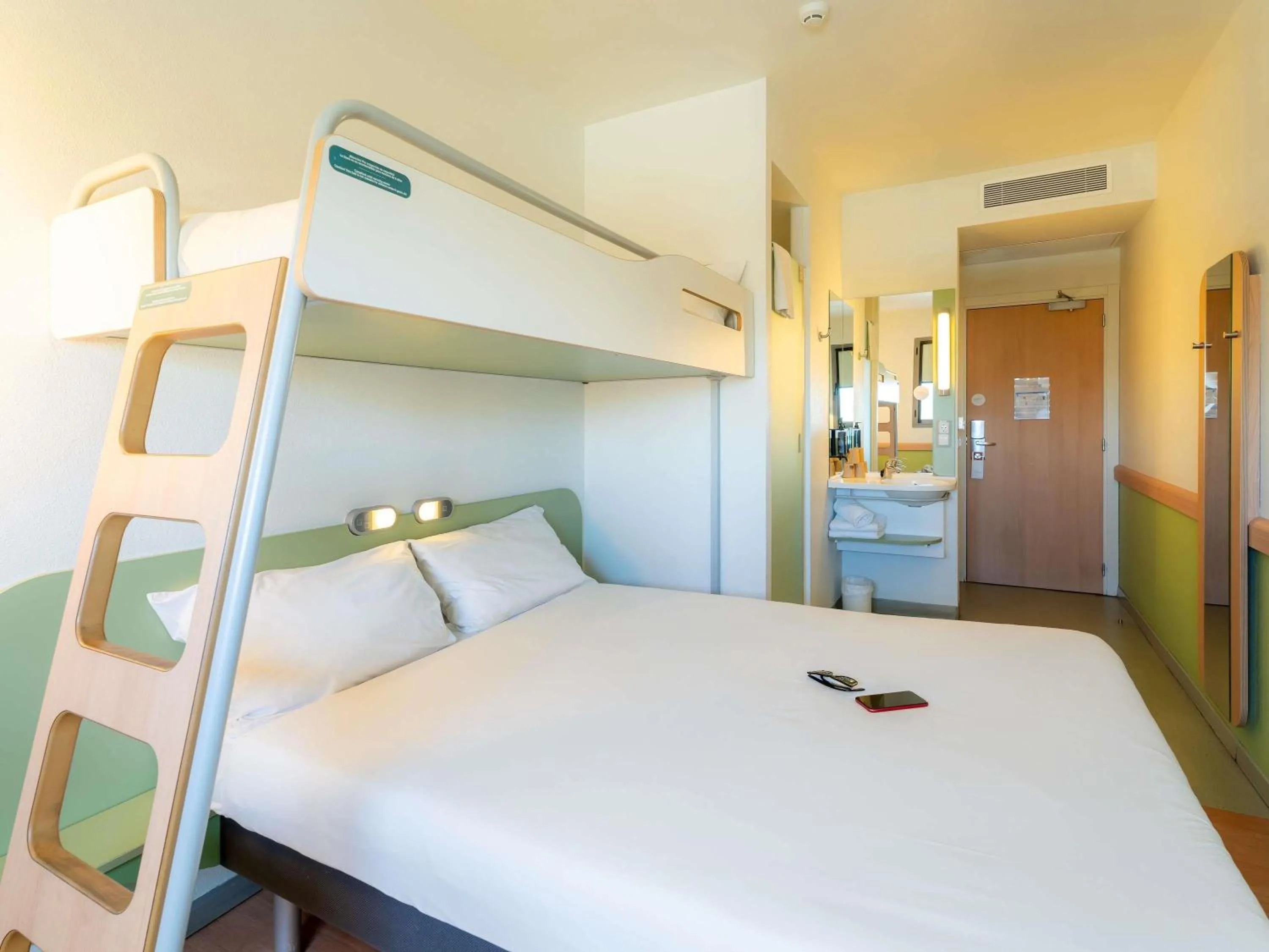 Bedroom, Bed in Ibis Budget Madrid Vallecas