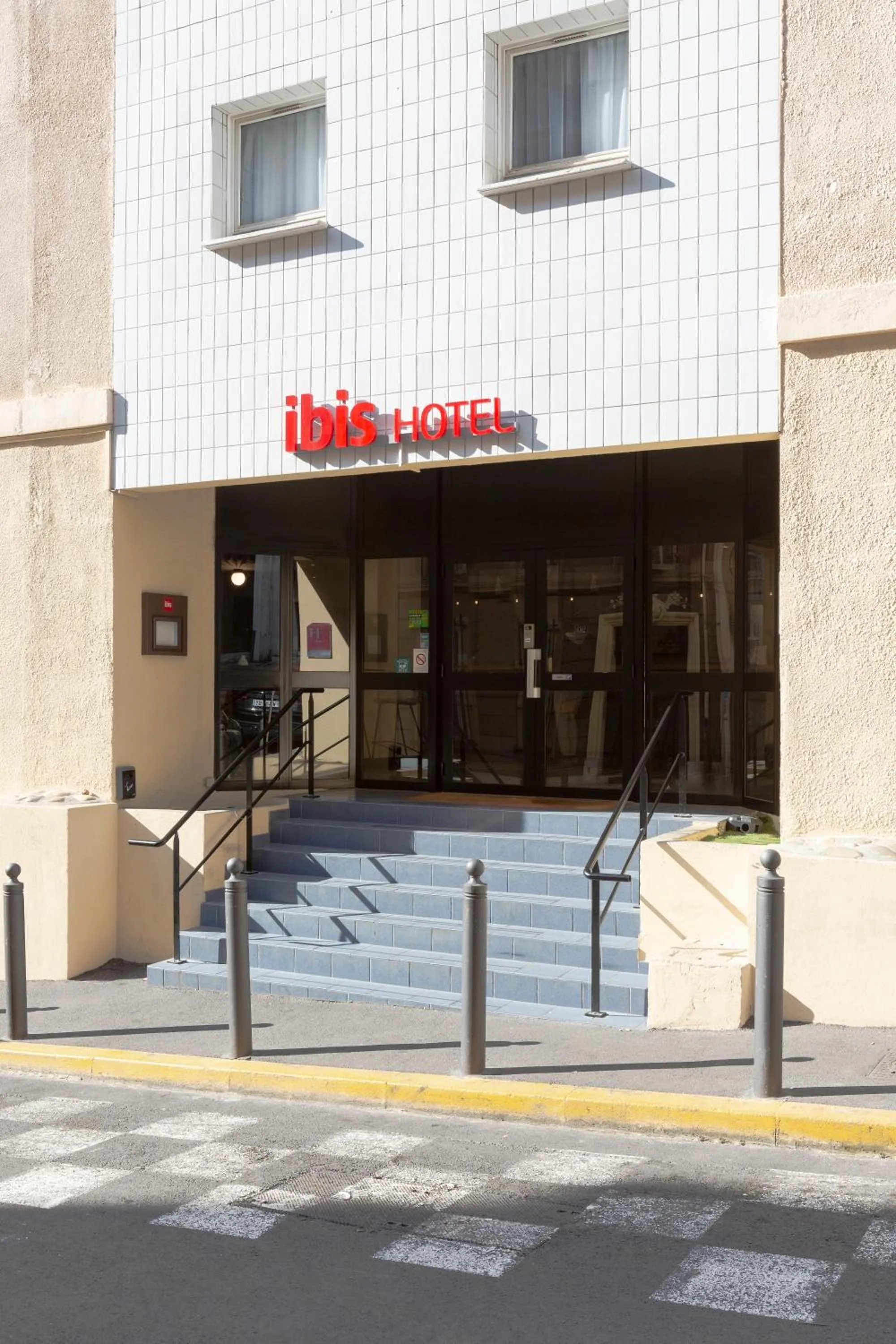 Facade/entrance in Ibis Marseille Centre Prefecture