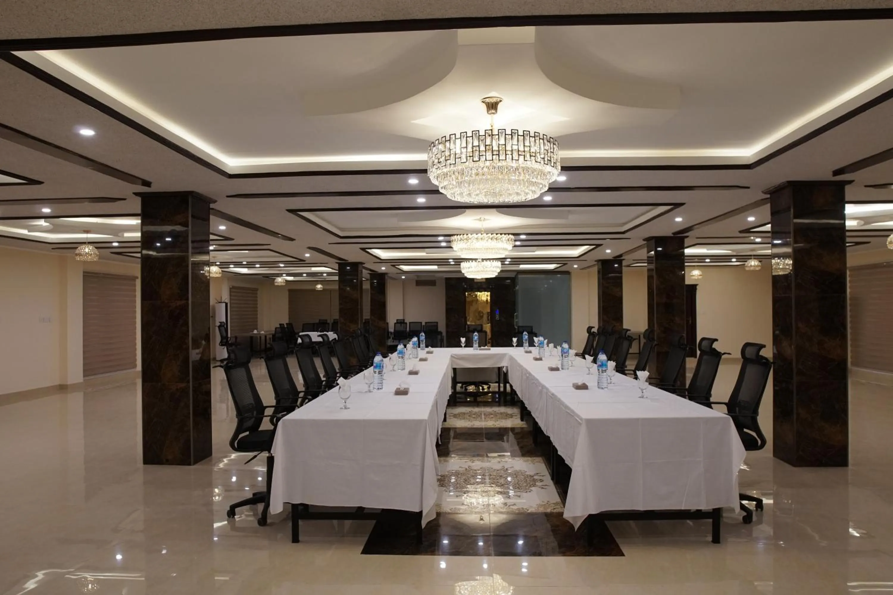 Business facilities in Swat Palace Hotel By Northin