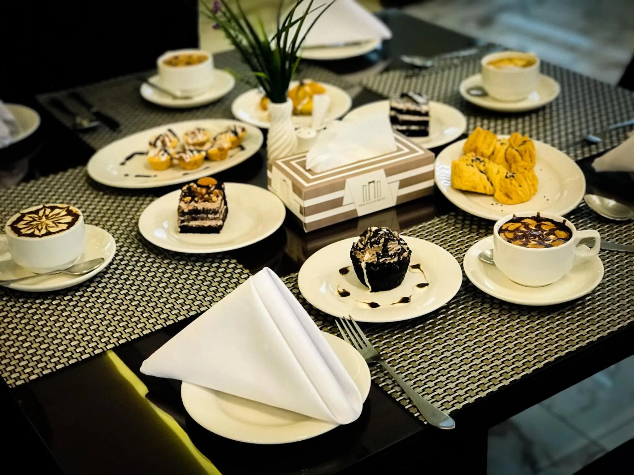 Restaurant/places to eat in Swat Palace Hotel By Northin