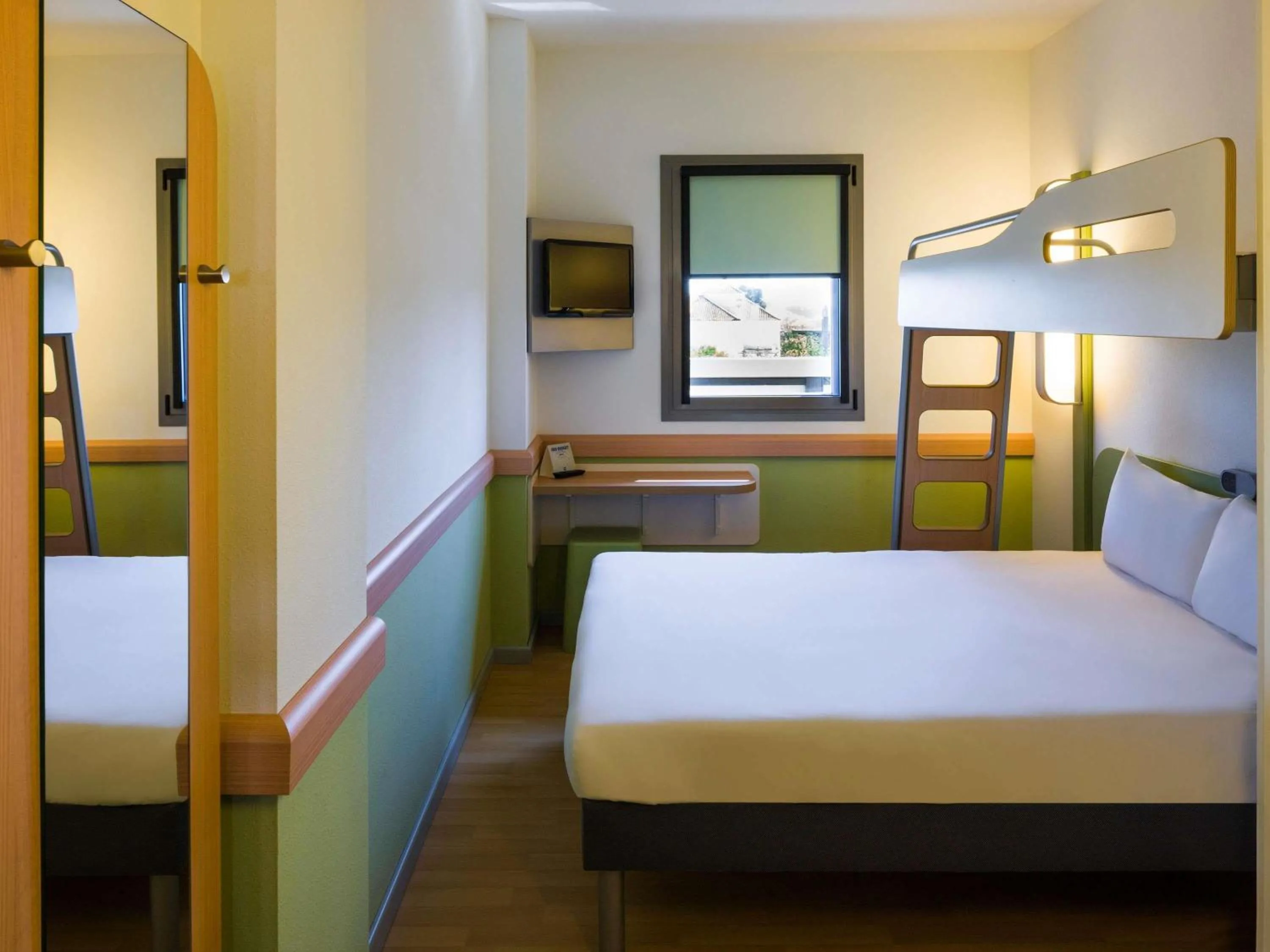 Bedroom, Bed in Ibis Budget Sevilla Aeropuerto