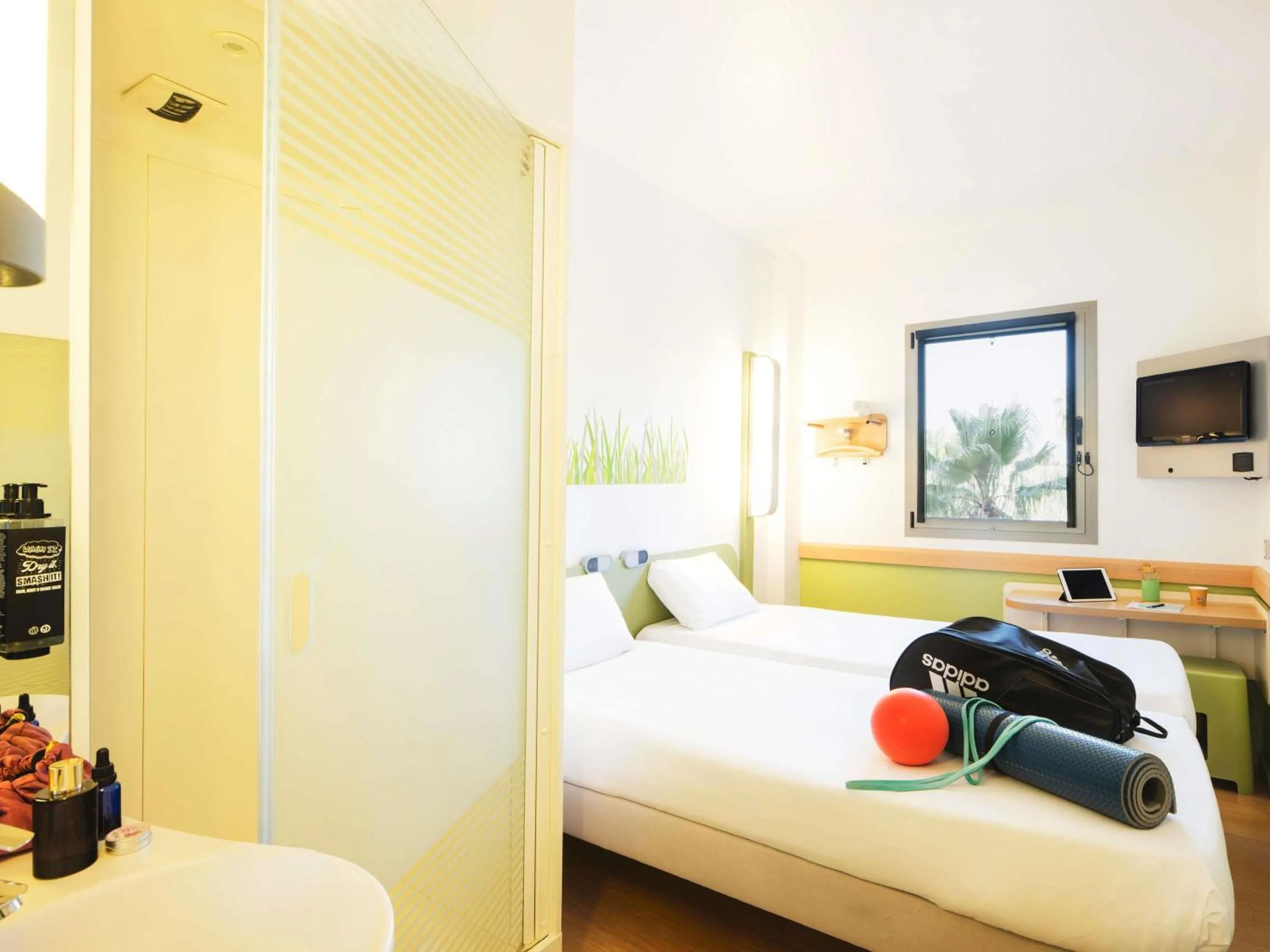 Property building, Bed in Ibis Budget Sevilla Aeropuerto