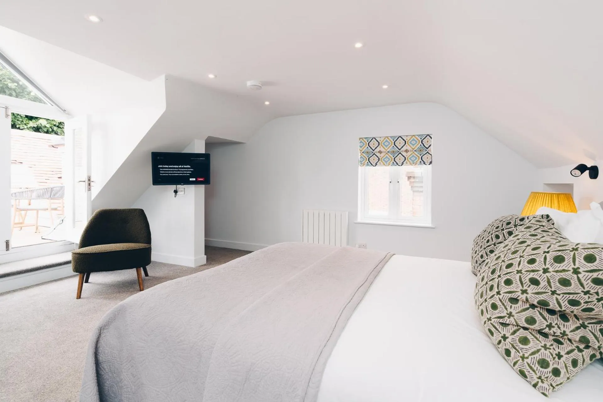 Bedroom, Bed in South Street Apartments