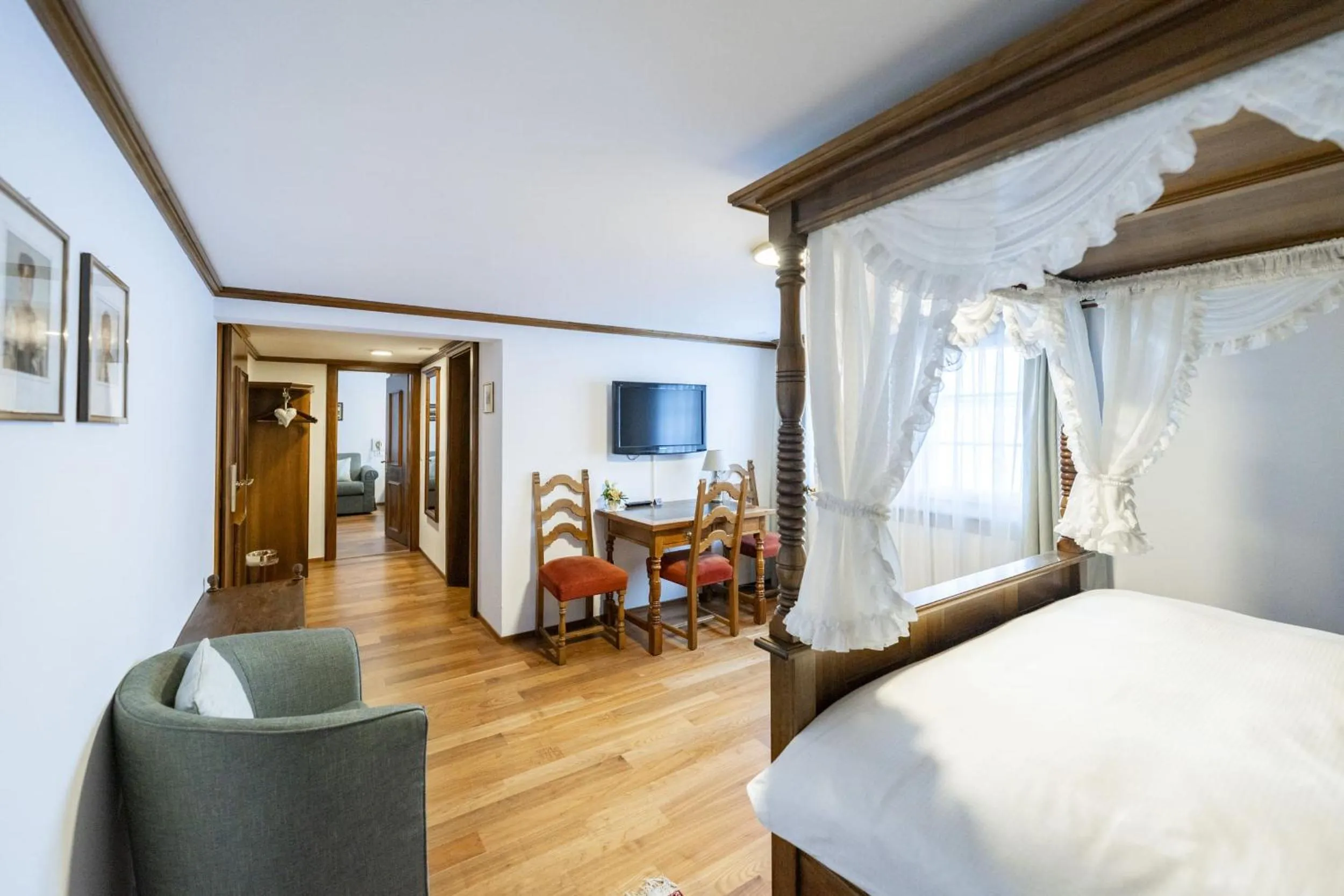 Communal lounge/ TV room, Bed in Hotel Säntis