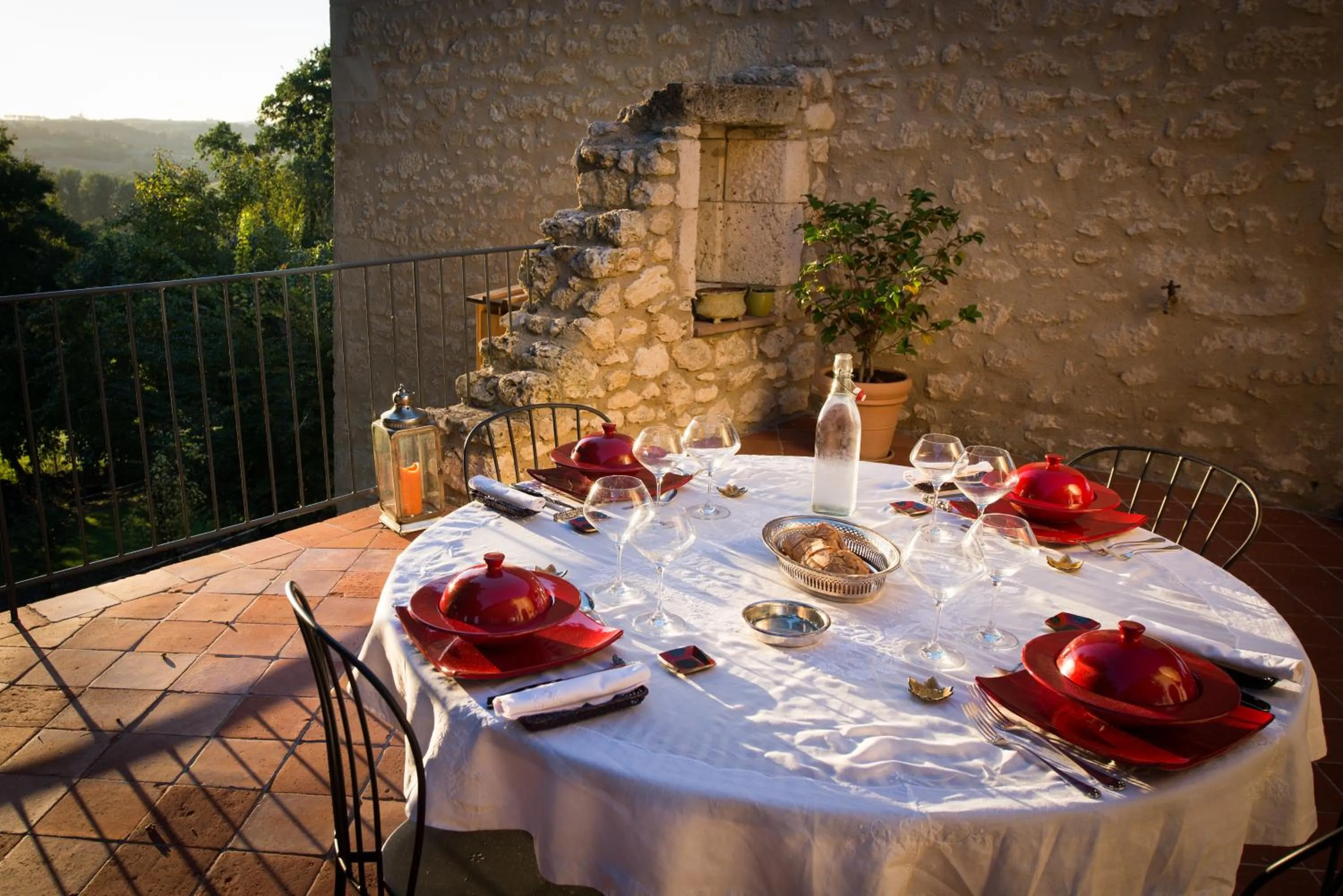 Dining area in Chambres d'hôtes Domaine de Nazère
