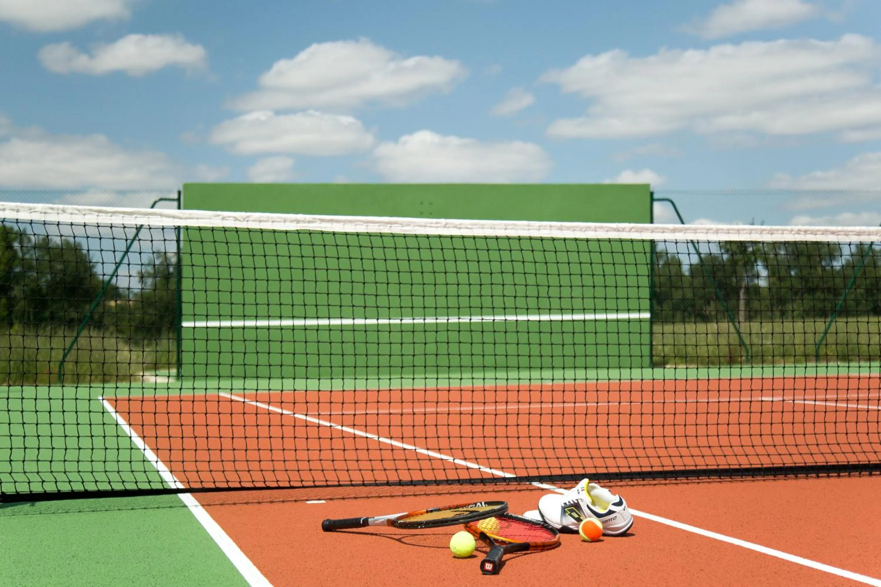 Tennis court in Chambres d'hôtes Domaine de Nazère