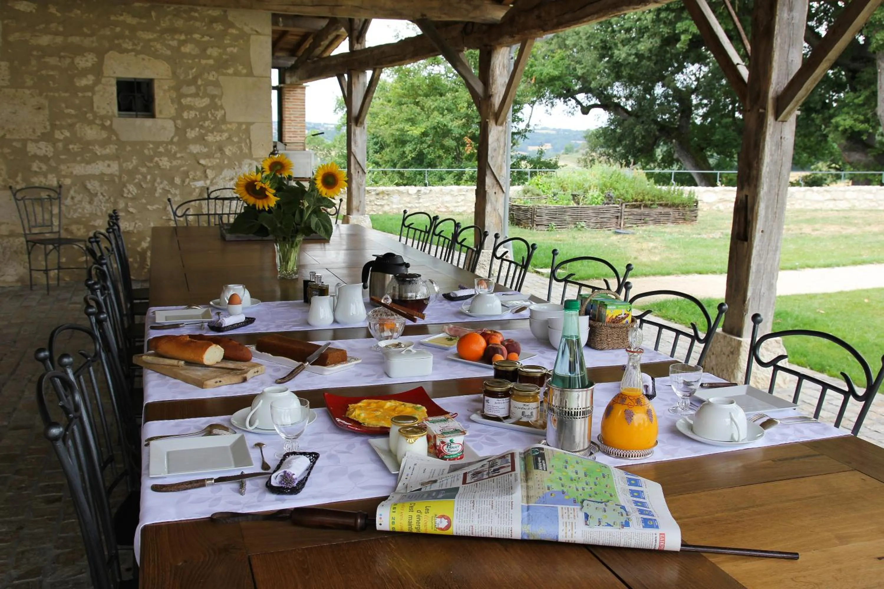 Restaurant/places to eat in Chambres d'hôtes Domaine de Nazère