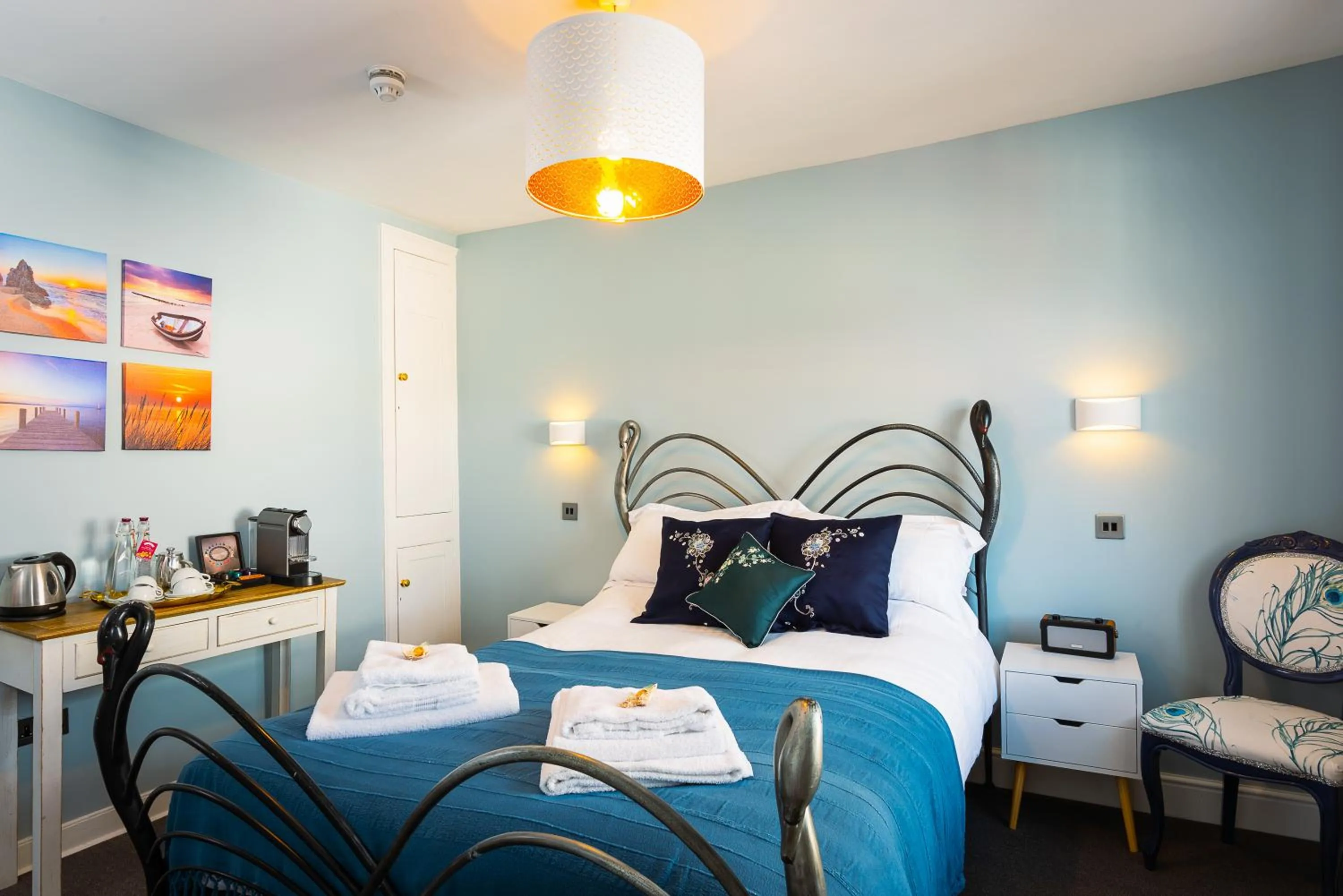 Bedroom, Bed in Lyme 1 Hotel