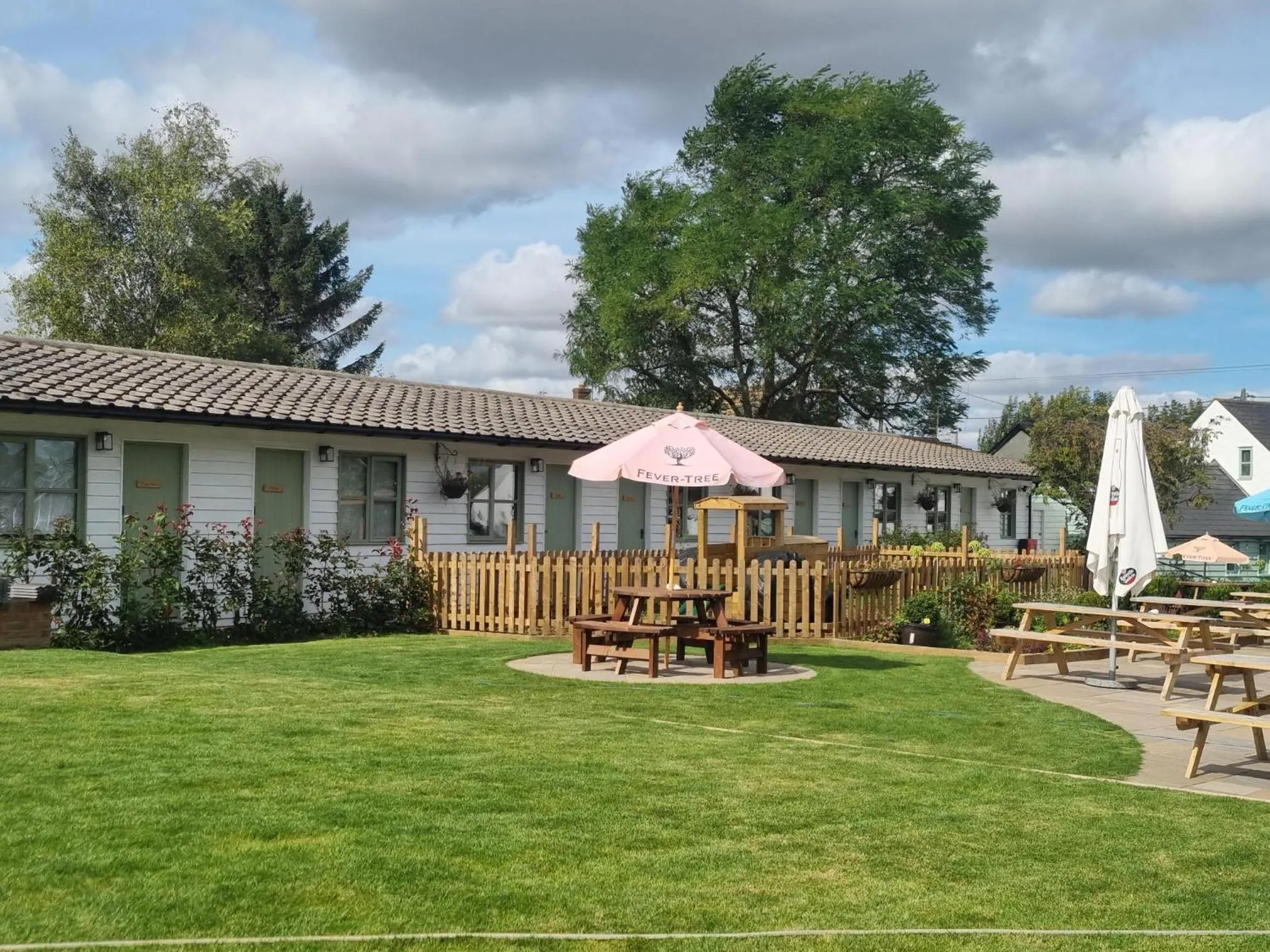 Property building in Aspen, Country Chalet located In Pegsdon