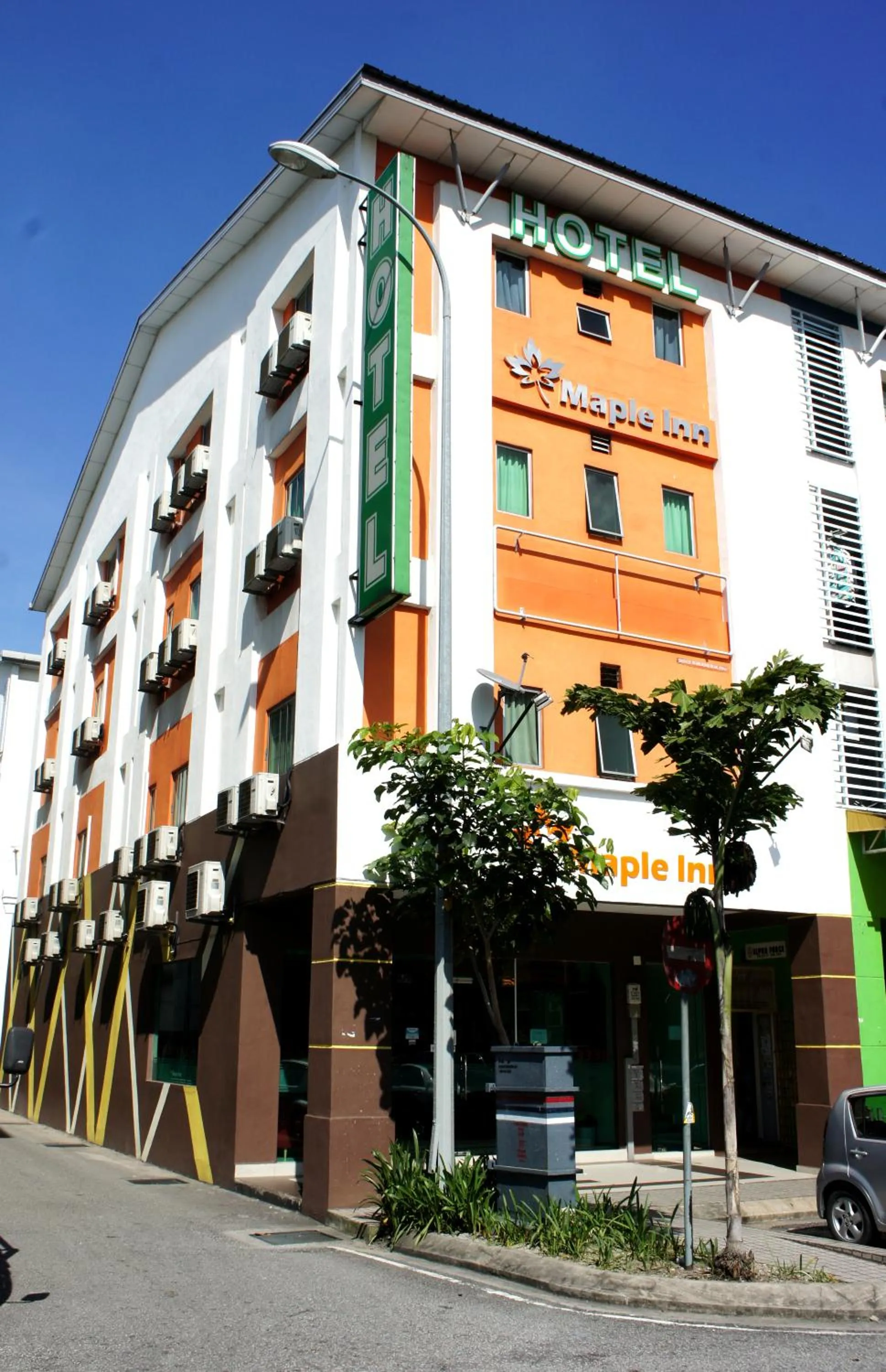 Facade/entrance in Maple Inn