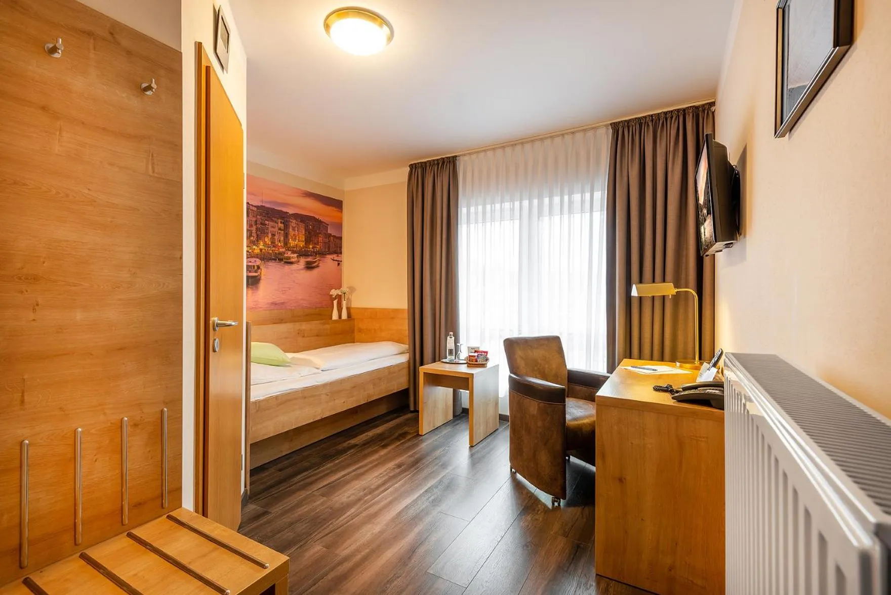 Living room, Bed in City Hotel