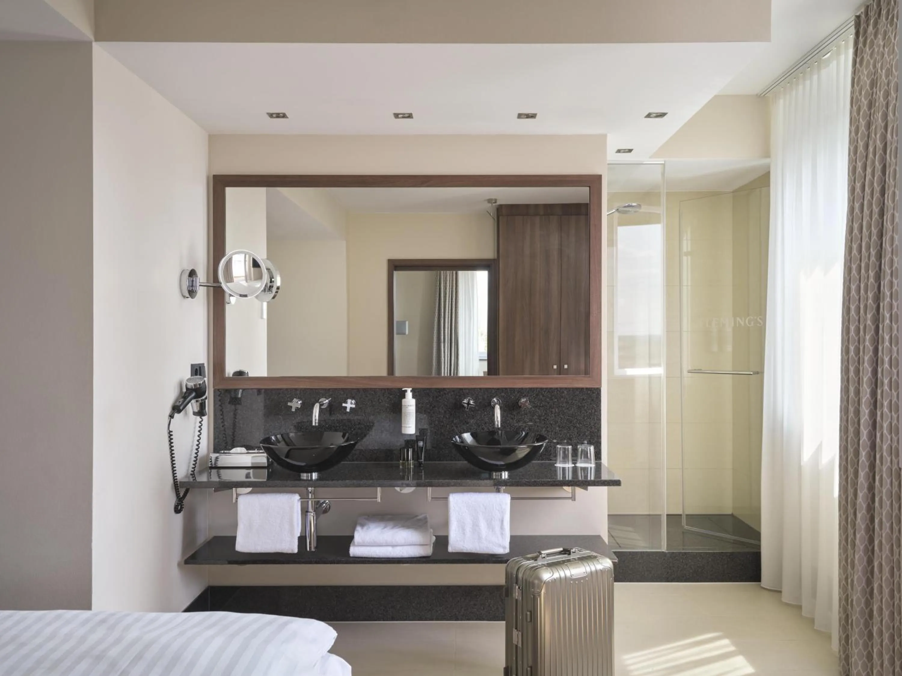 Bathroom, Bed in Flemings Selection Hotel Frankfurt-City