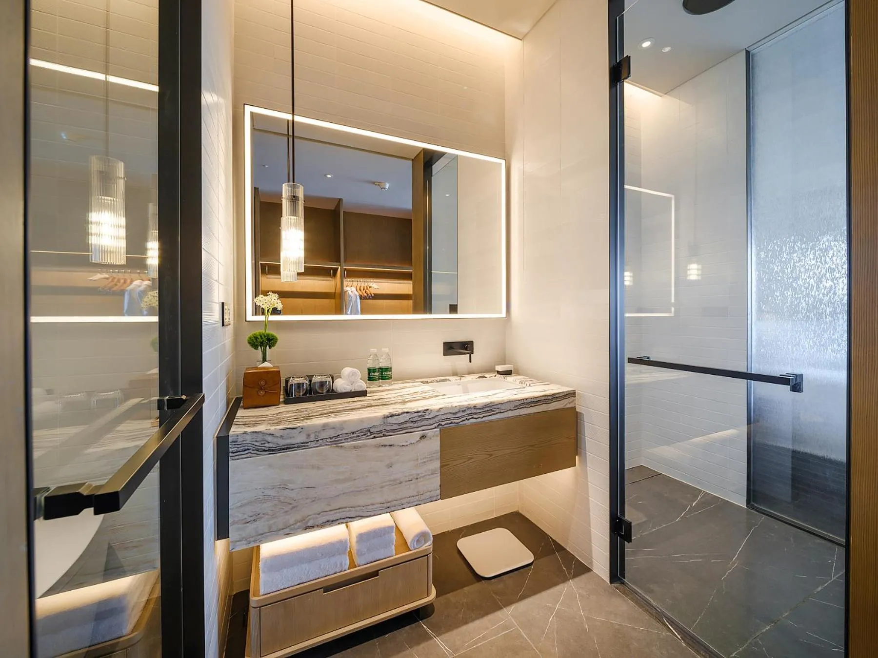 Shower in Mumian Chengdu Dong'an Lake