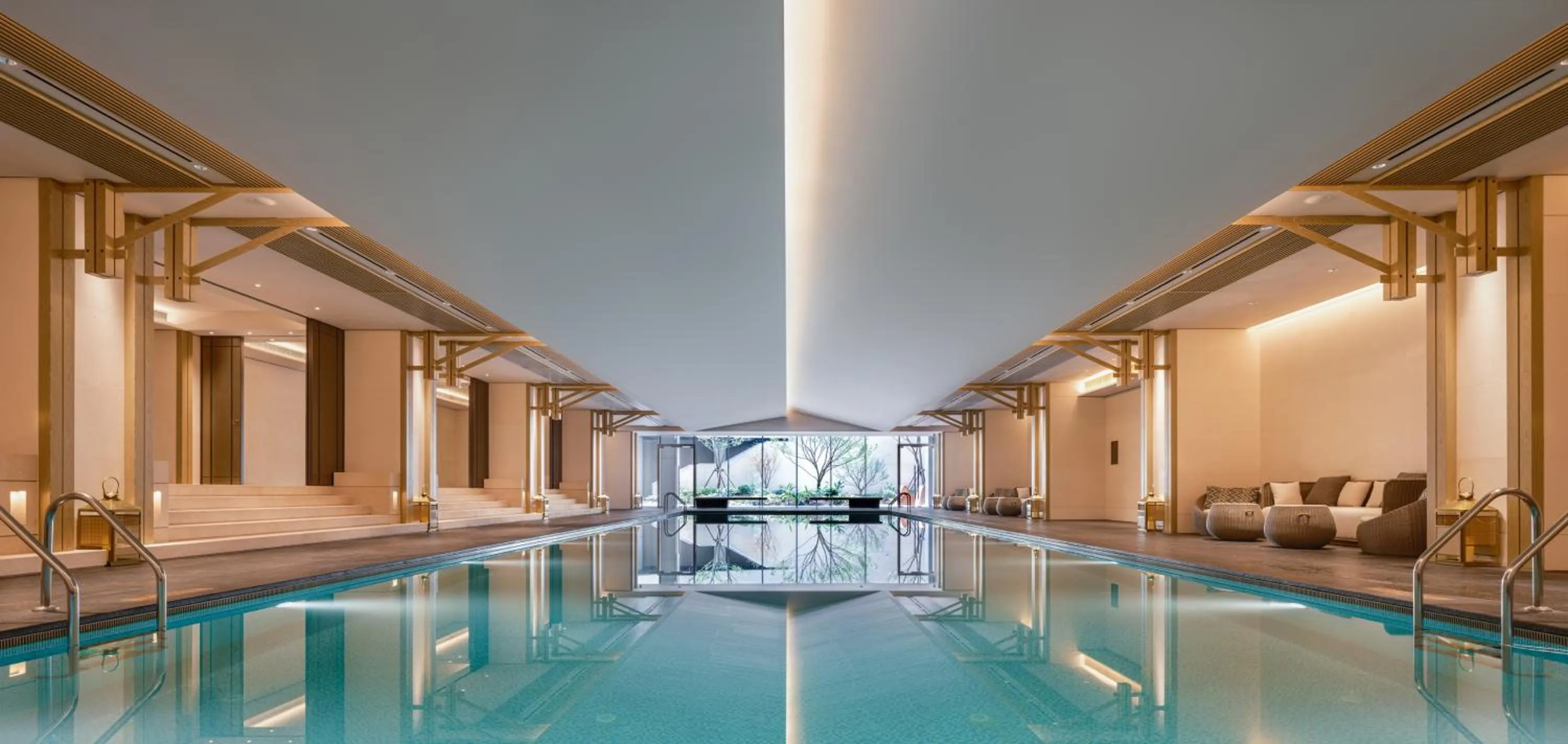 Swimming pool in Mumian Chengdu Dong'an Lake