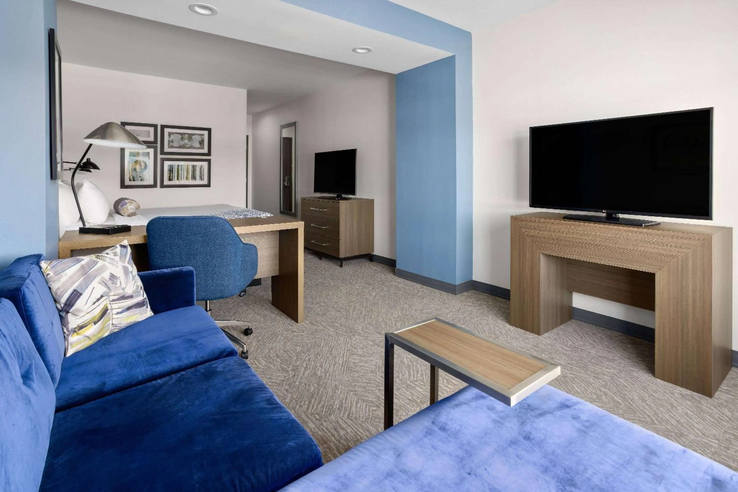 Bed in La Quinta Inn & Suites by Wyndham Locust Grove