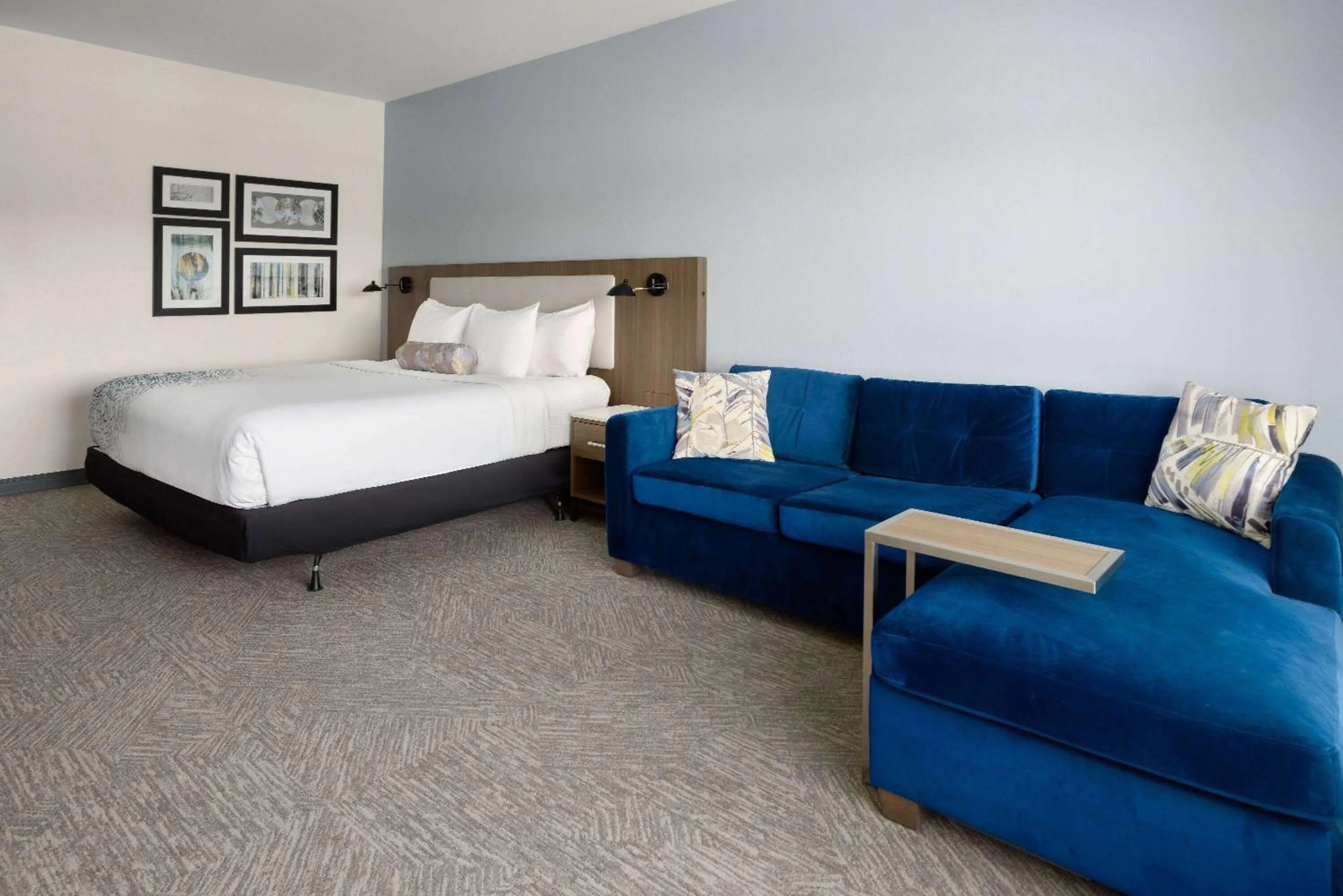 Bed in La Quinta Inn & Suites by Wyndham Locust Grove