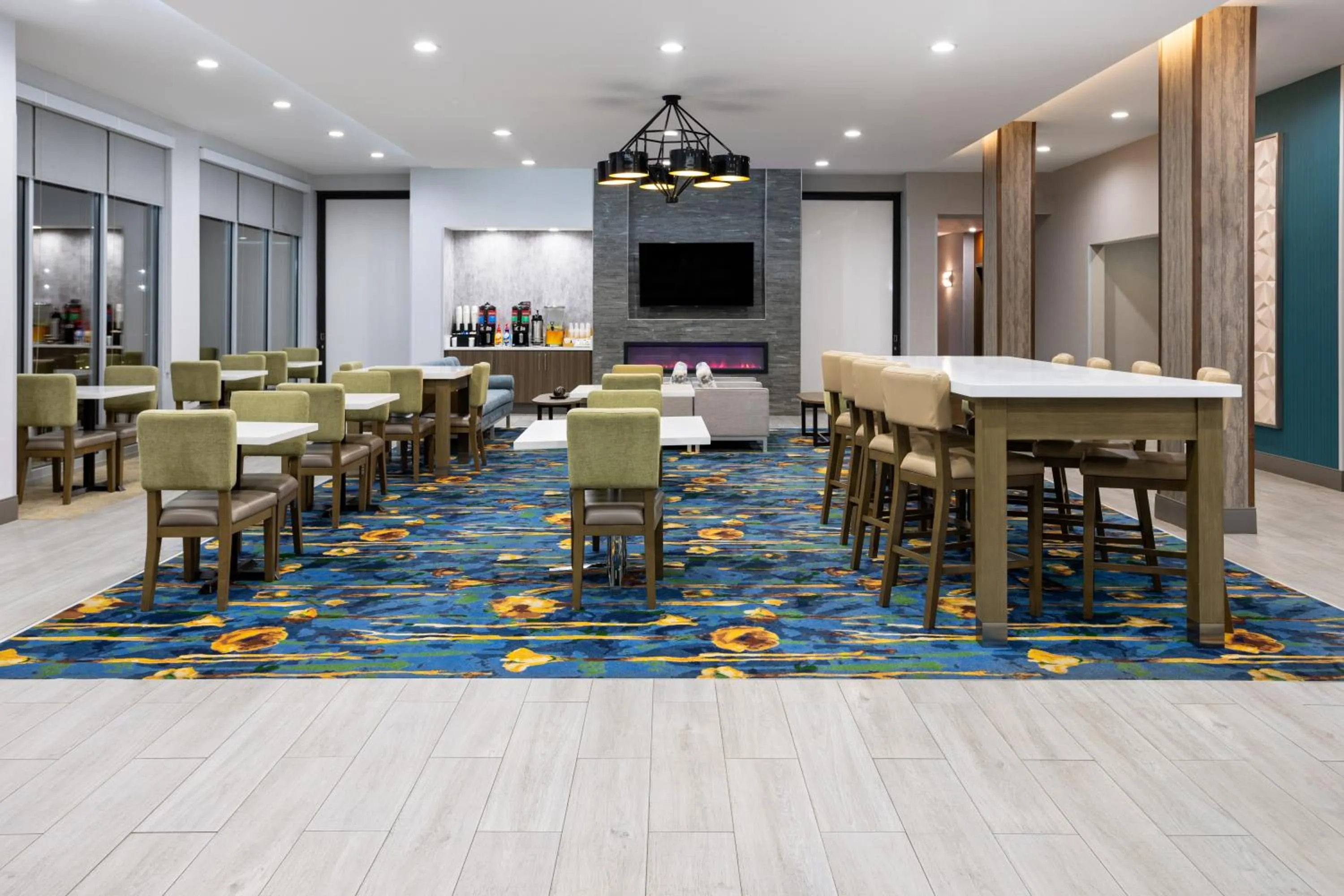 Seating area in La Quinta Inn & Suites by Wyndham Locust Grove