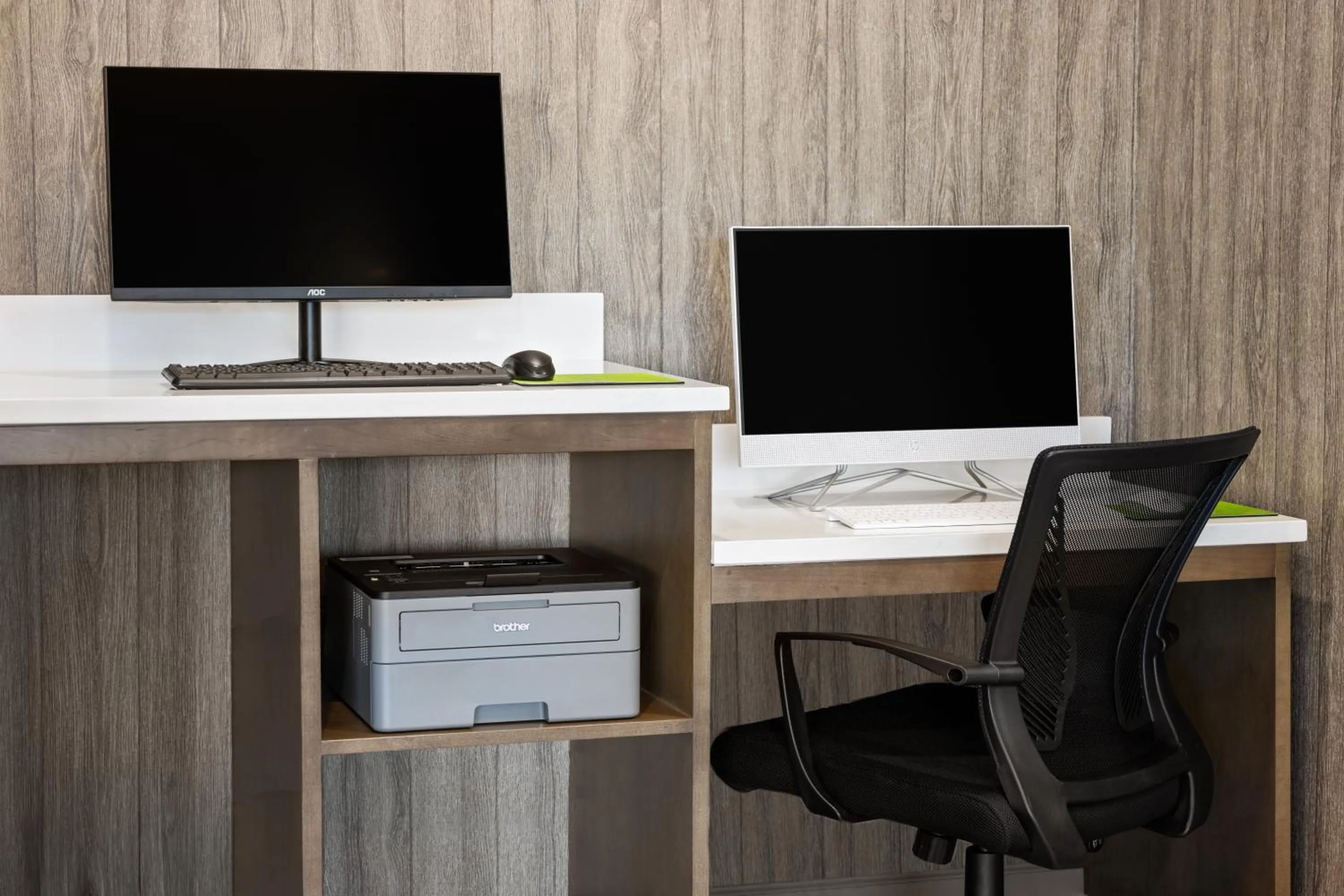 Business facilities in La Quinta Inn & Suites by Wyndham Locust Grove