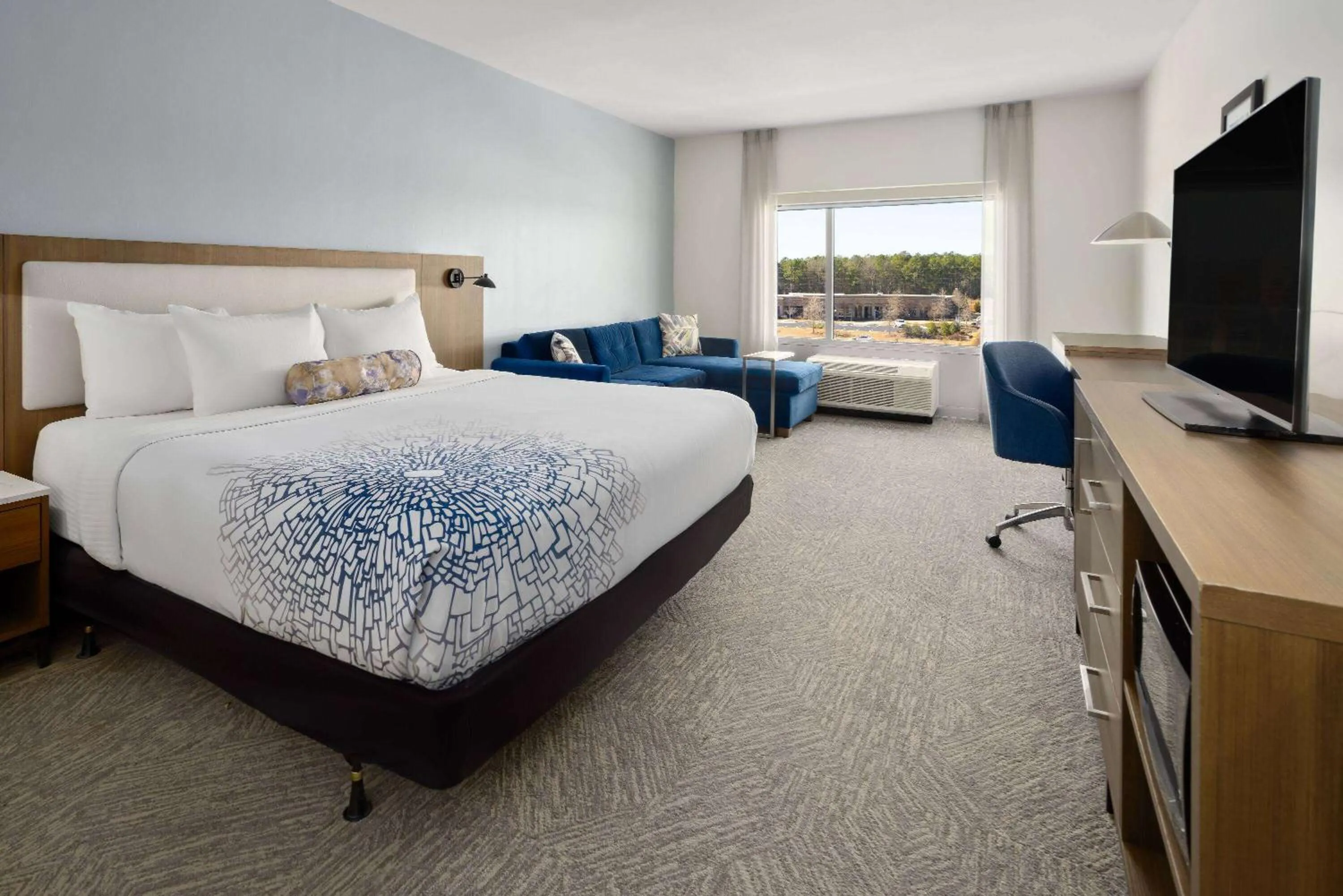 Photo of the whole room, Bed in La Quinta Inn & Suites by Wyndham Locust Grove