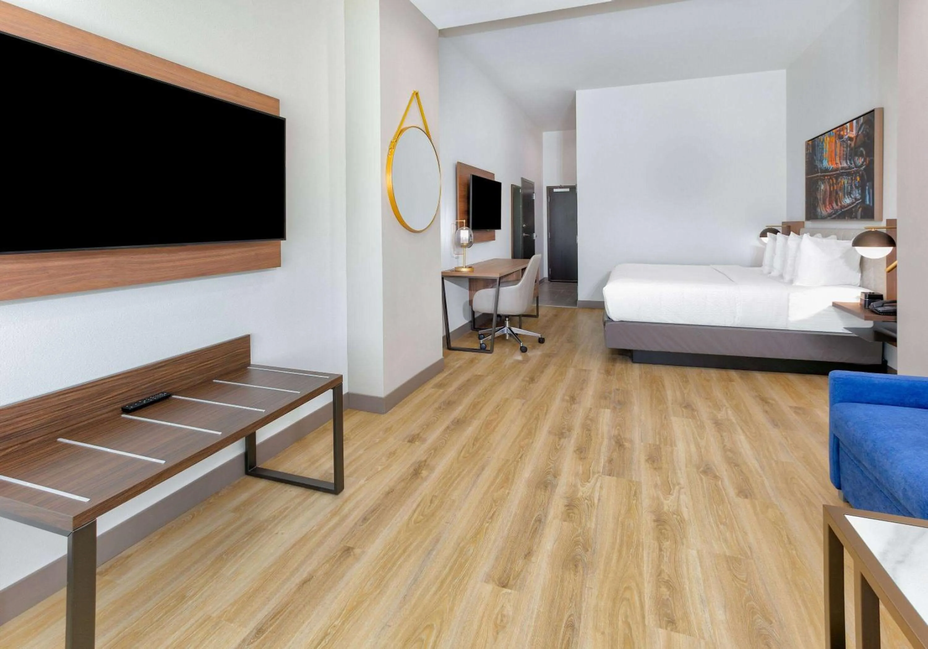 Bed in La Quinta Inn & Suites by Wyndham Terrell