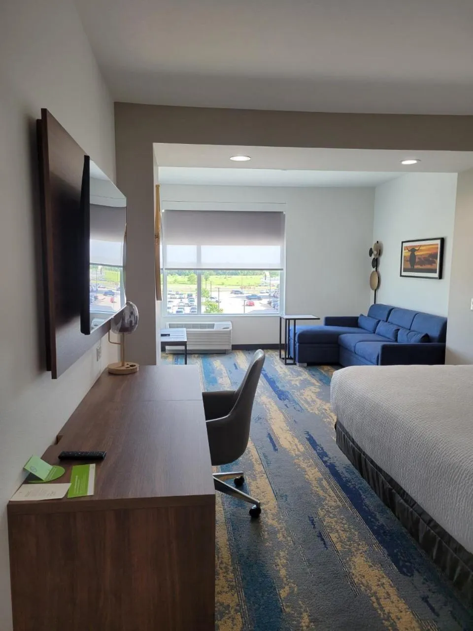 TV and multimedia, Bed in La Quinta Inn & Suites by Wyndham Terrell