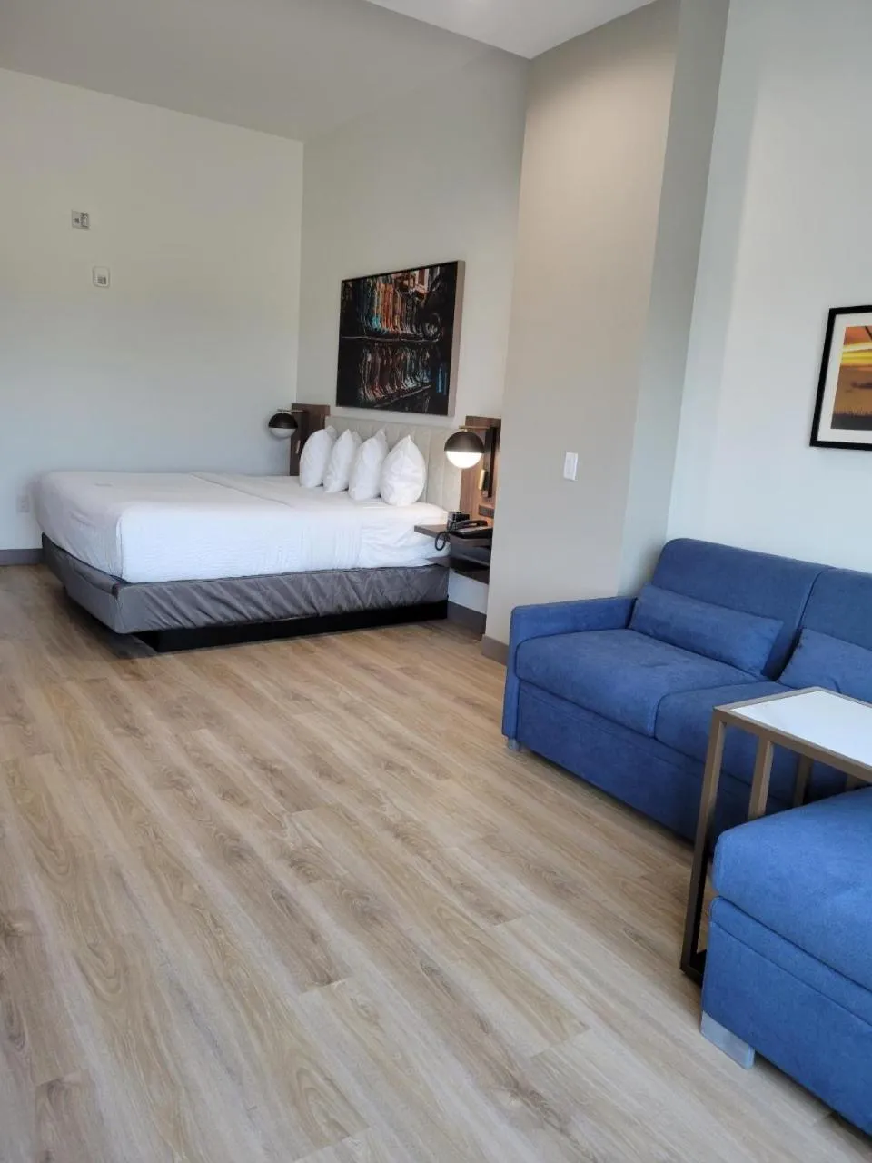 Seating area, Bed in La Quinta Inn & Suites by Wyndham Terrell