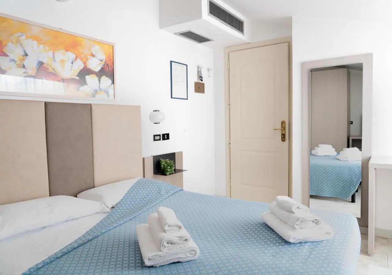 wardrobe, Bed in Hotel Elite Cattolica