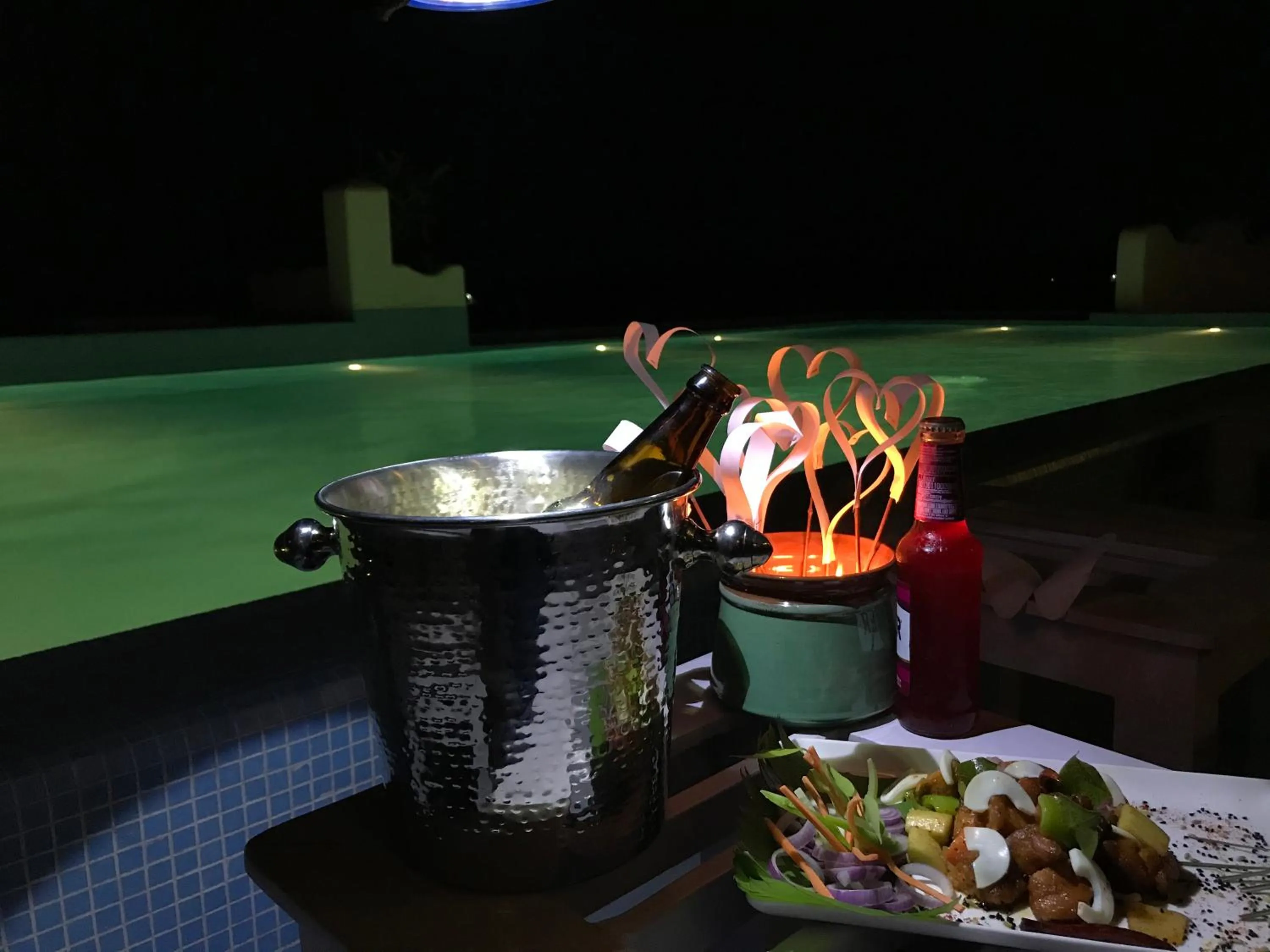Food and drinks in Annaratna Resorts