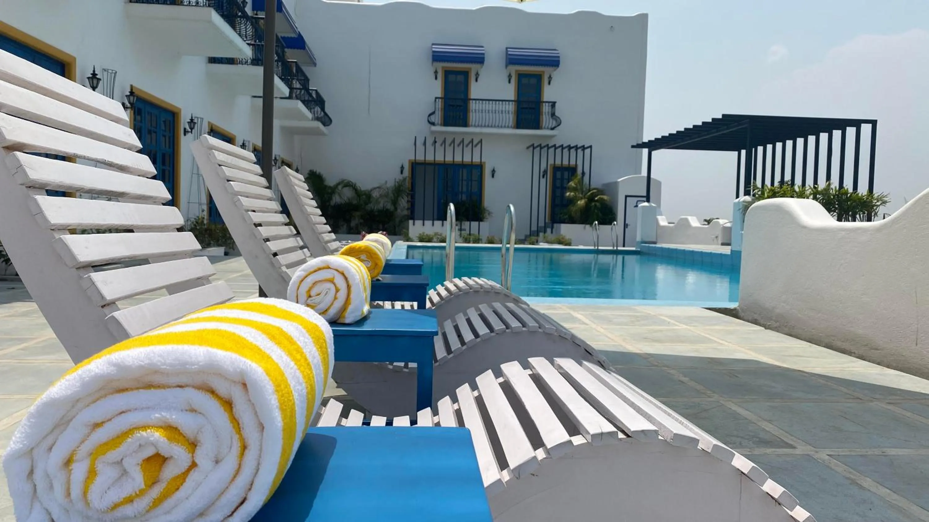 Swimming pool in Annaratna Resorts