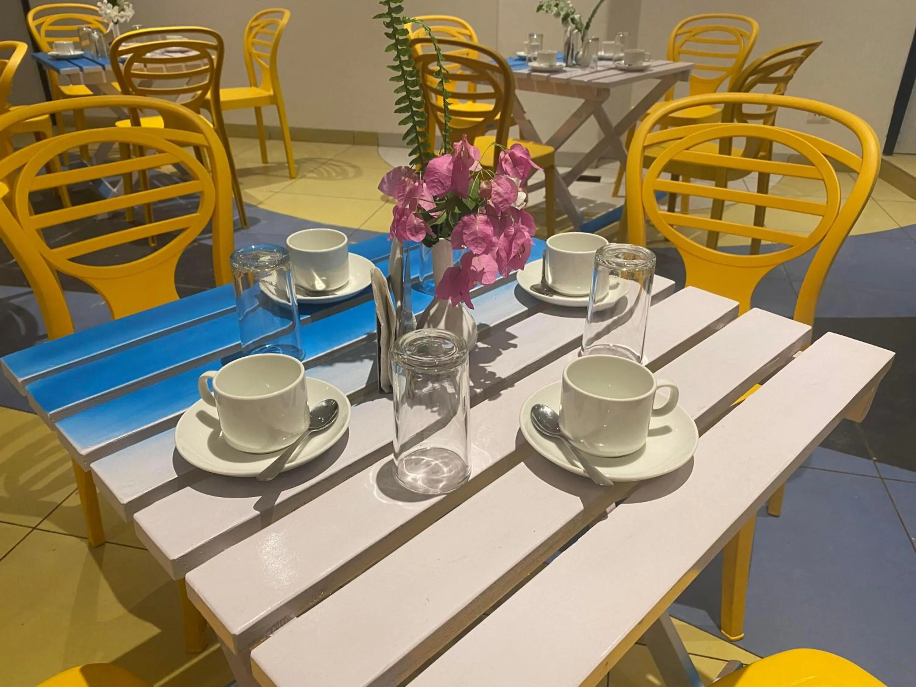 Restaurant/places to eat in Annaratna Resorts