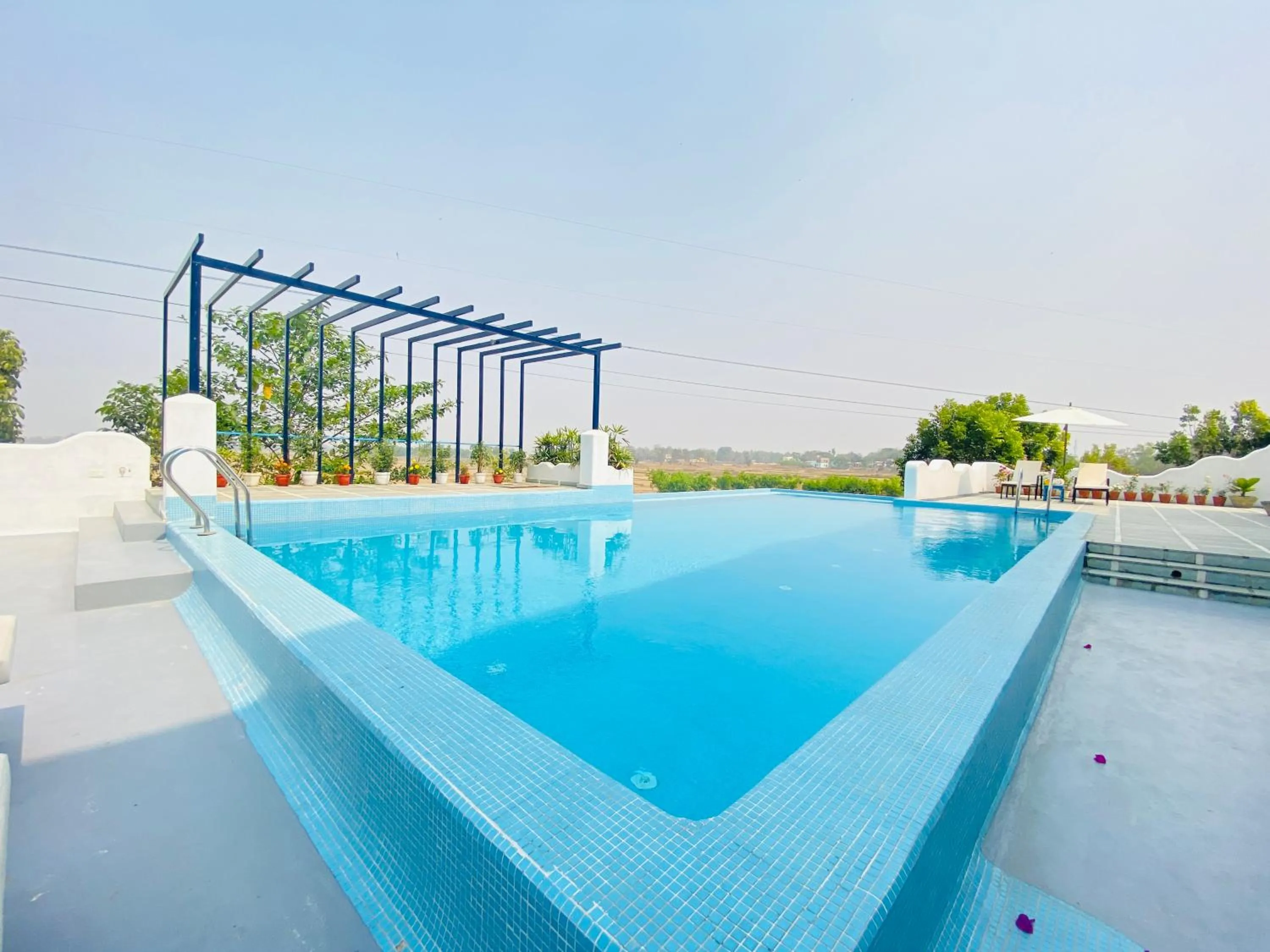 Swimming pool in Annaratna Resorts