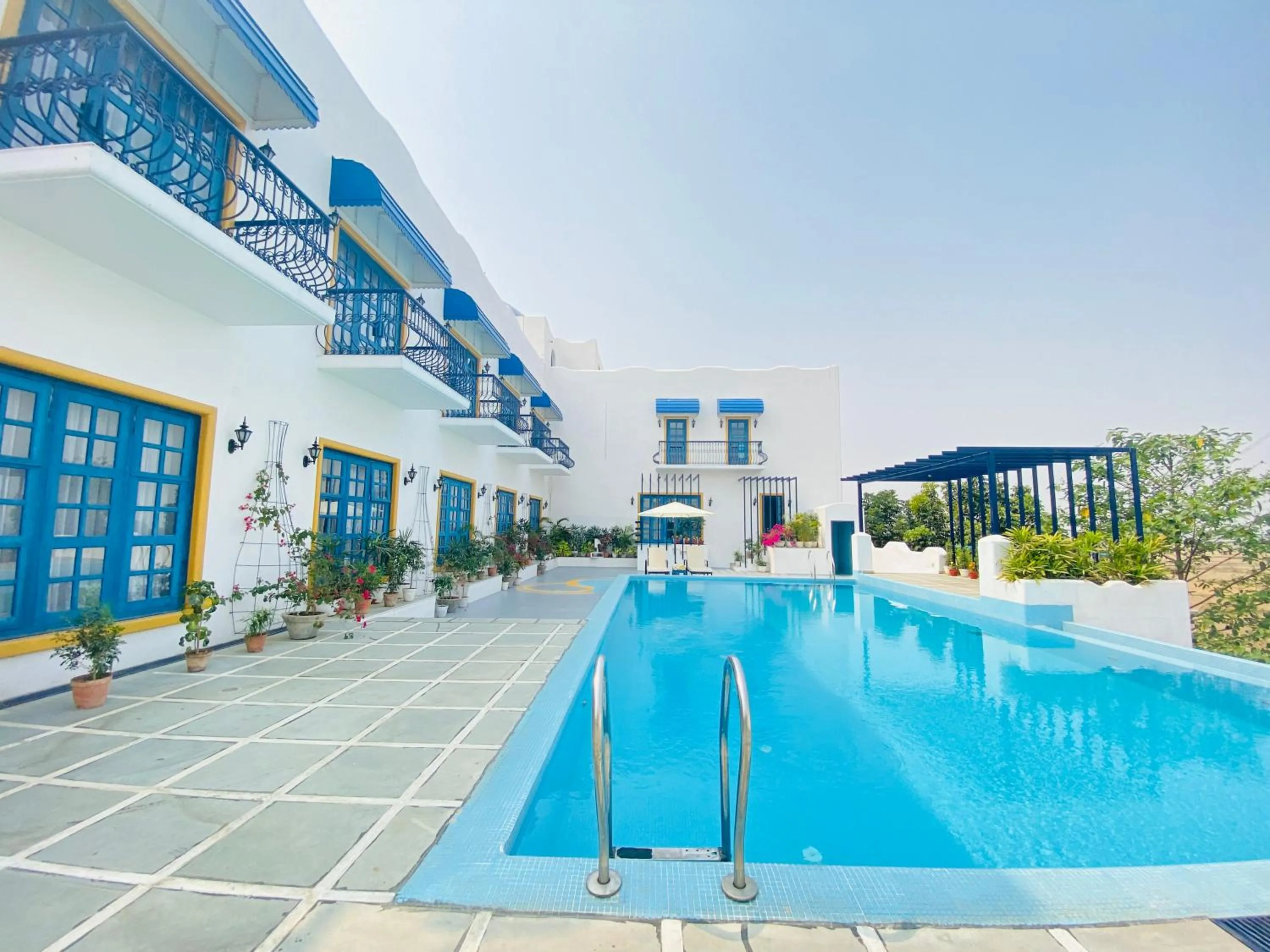 Swimming pool in Annaratna Resorts