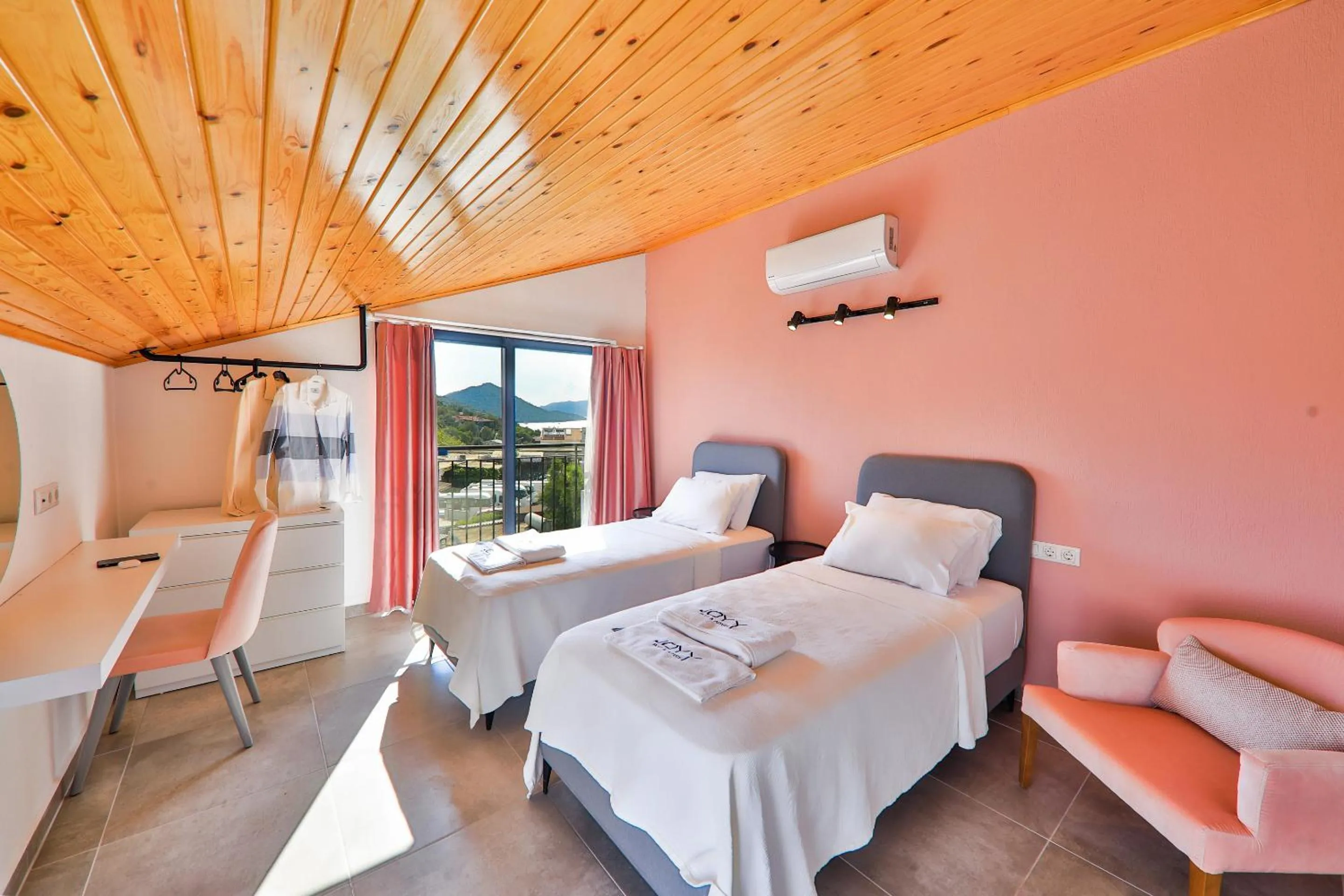 Photo of the whole room, Bed in Joyy Suit Apart