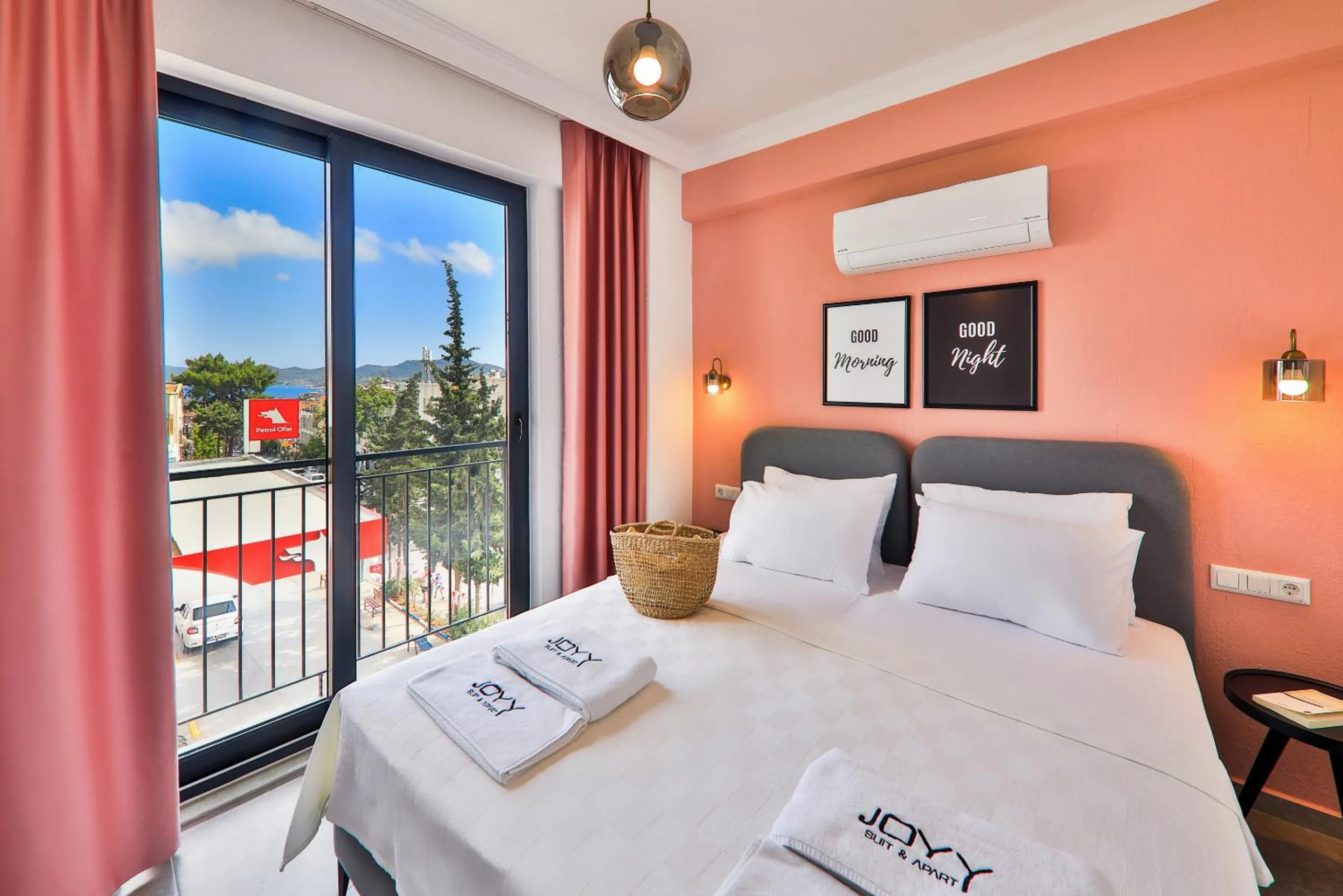 Photo of the whole room, Bed in Joyy Suit Apart