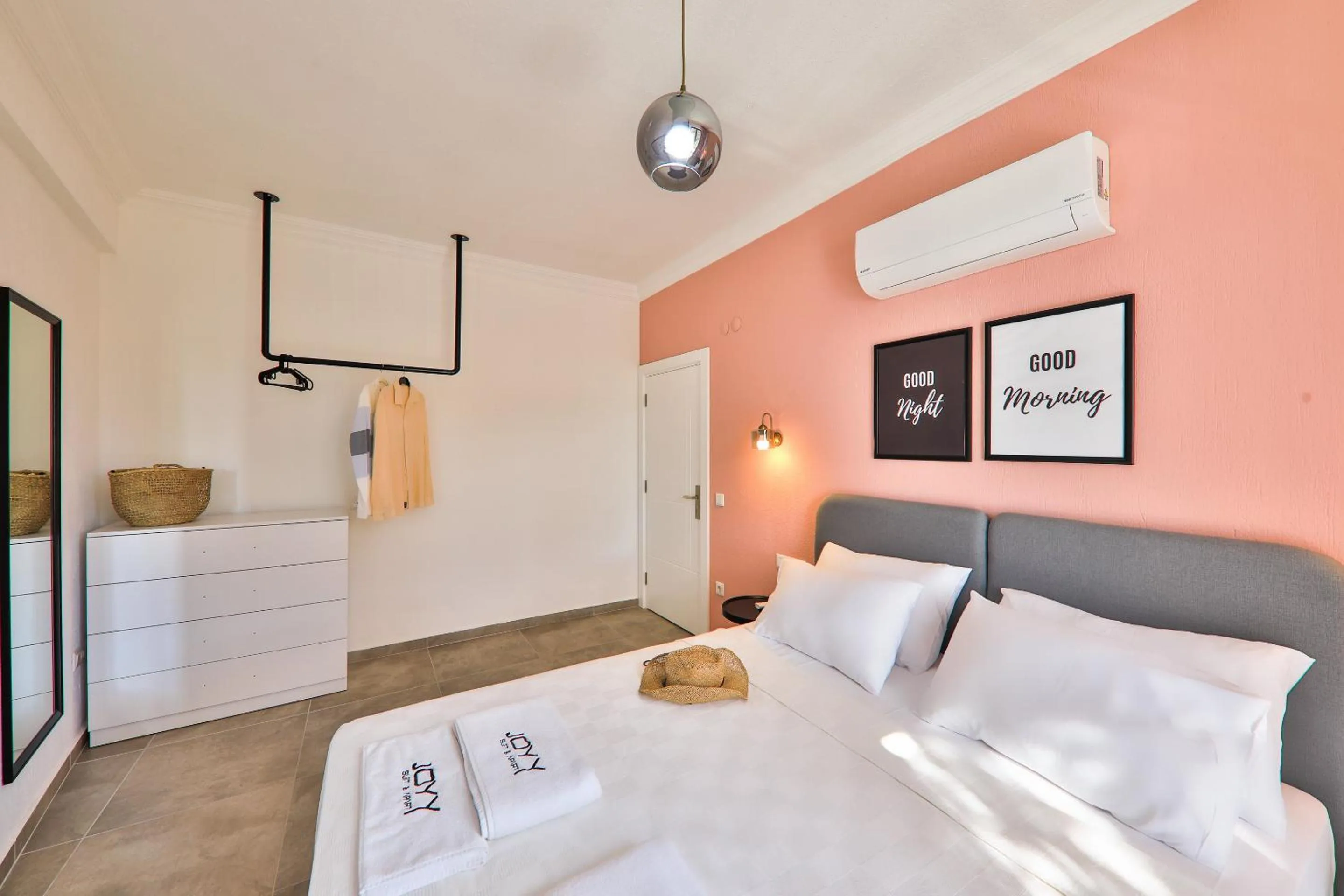 Photo of the whole room, Bed in Joyy Suit Apart