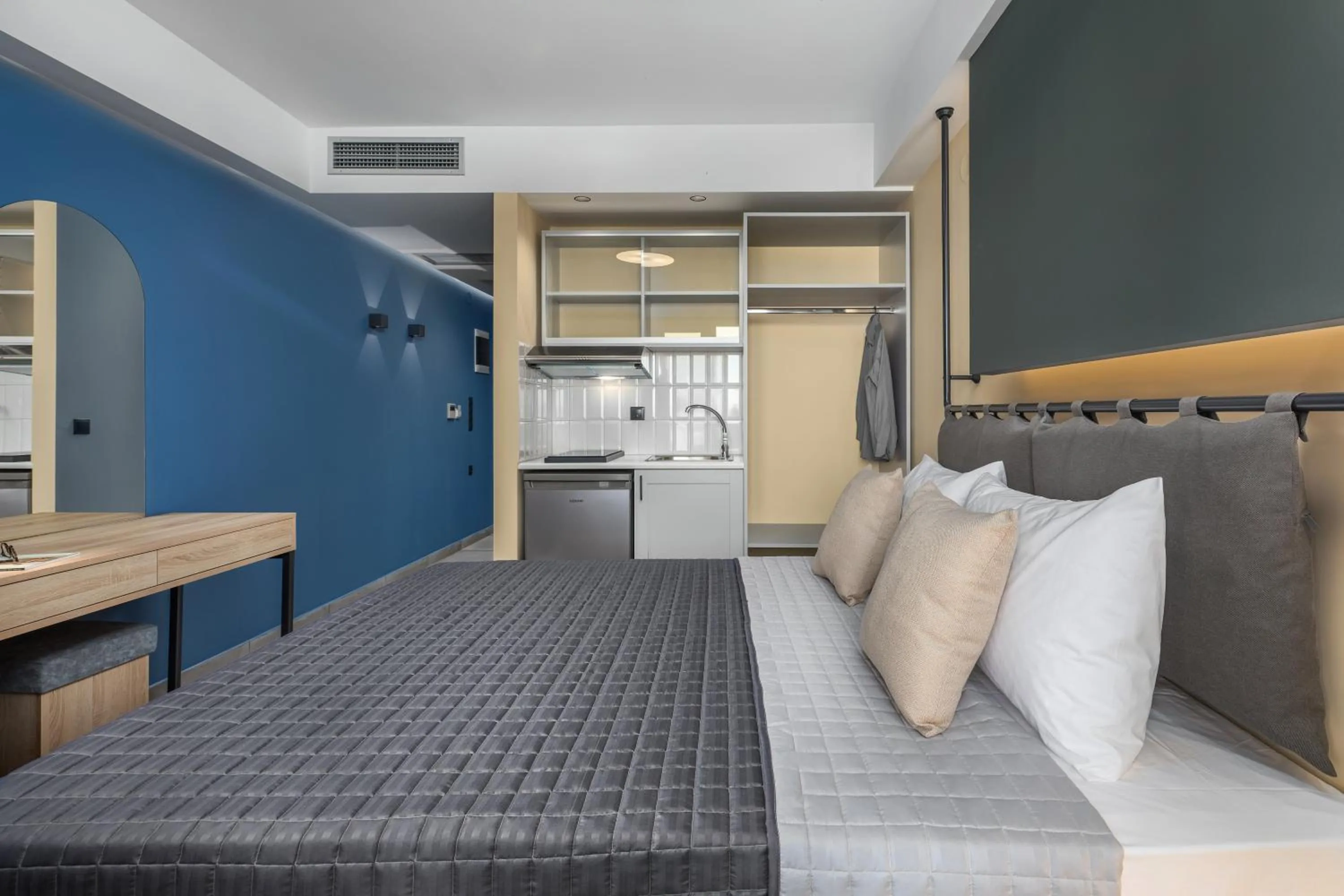 Bedroom, Bed in Pidna