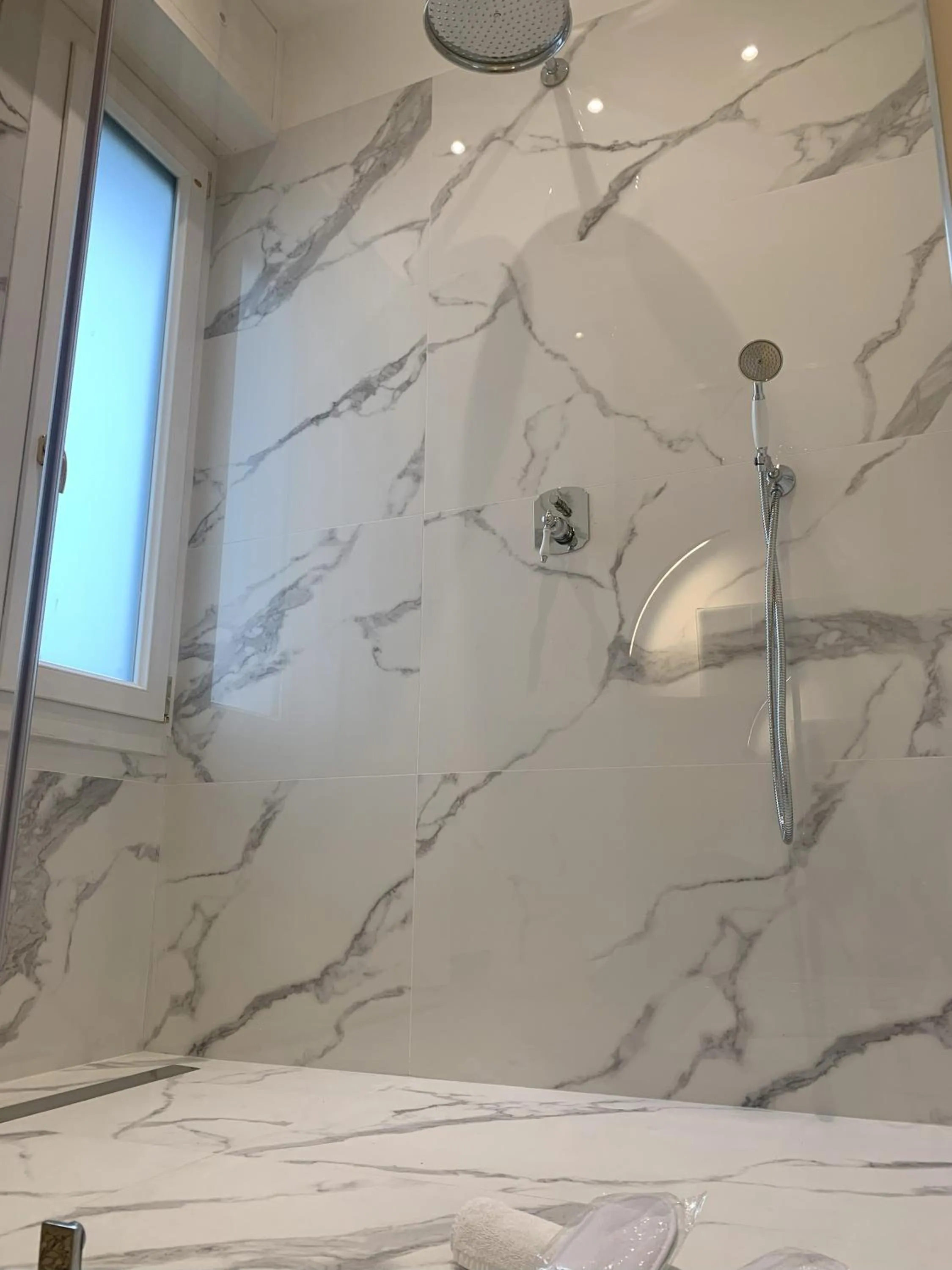 Shower in Eveline 2 - Piscina Privata o Jacuzzi