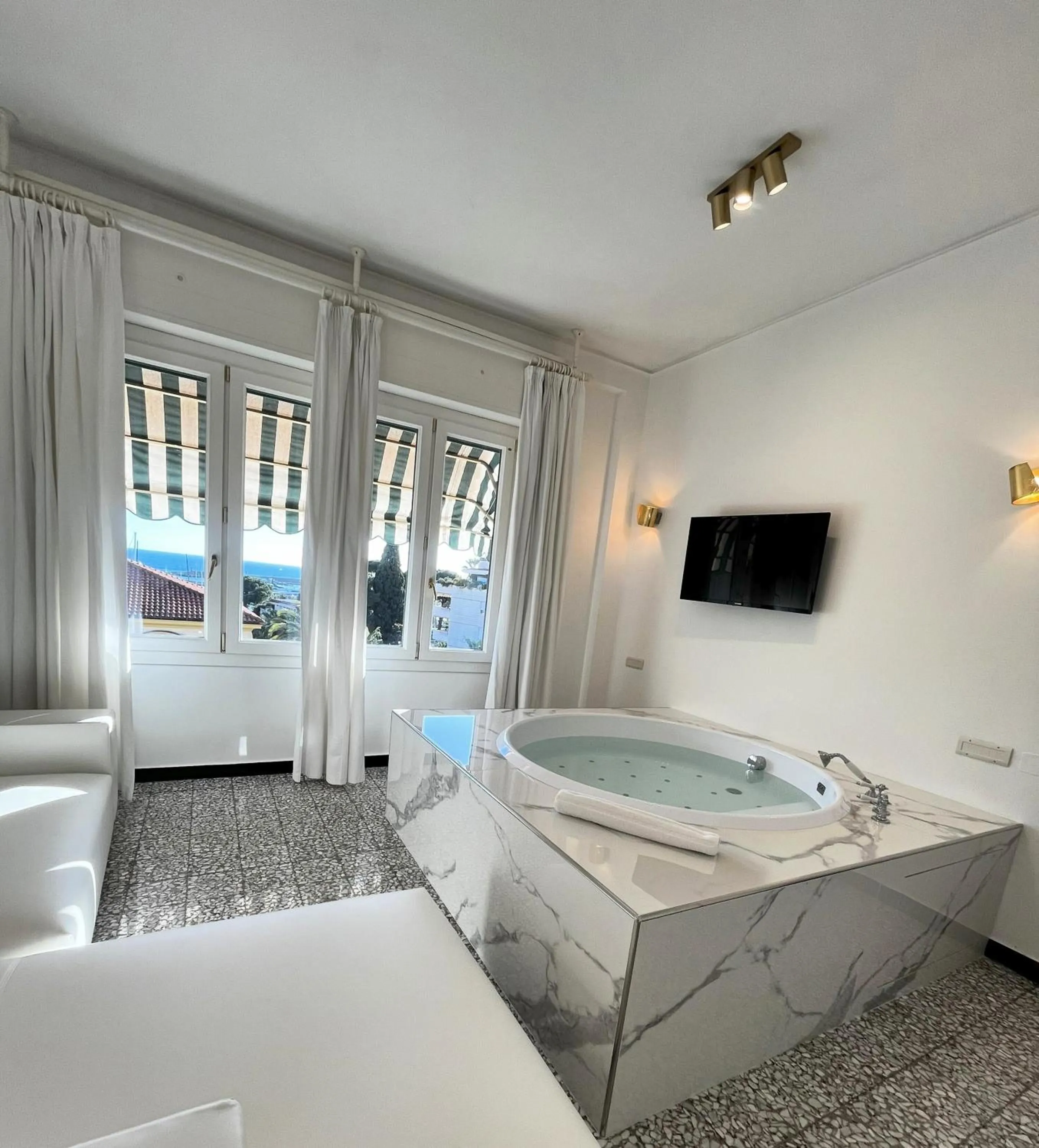 Hot Tub, Bed in Eveline 2 - Piscina Privata o Jacuzzi