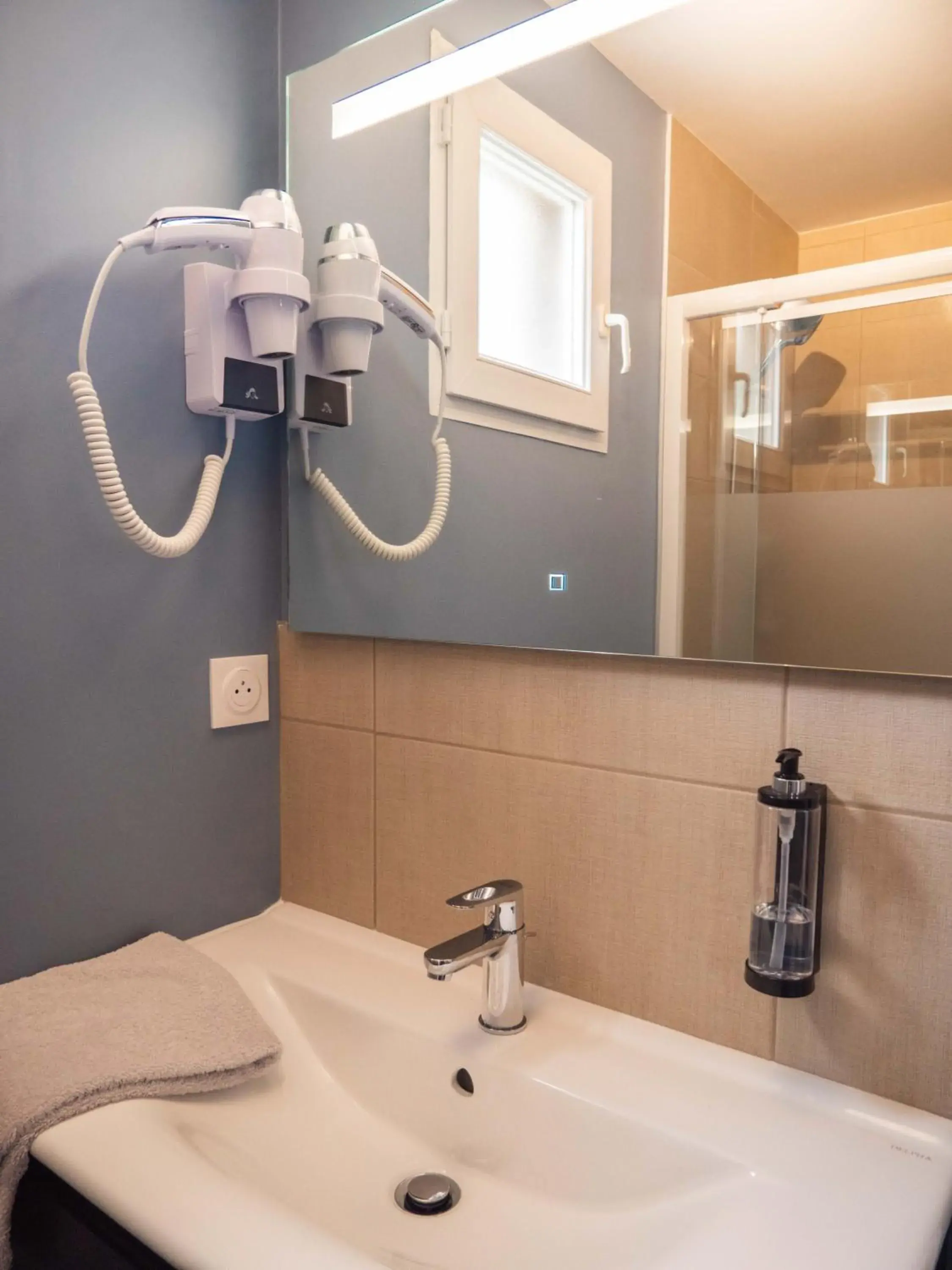 Twin Room in Logis hôtels Le Saint Pierre Twin Room in Logis hôtels Le Saint Pierre