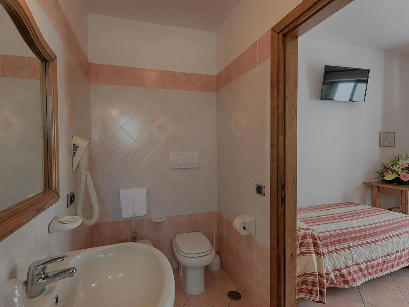Bathroom, Bed in Hotel Villa Miralisa