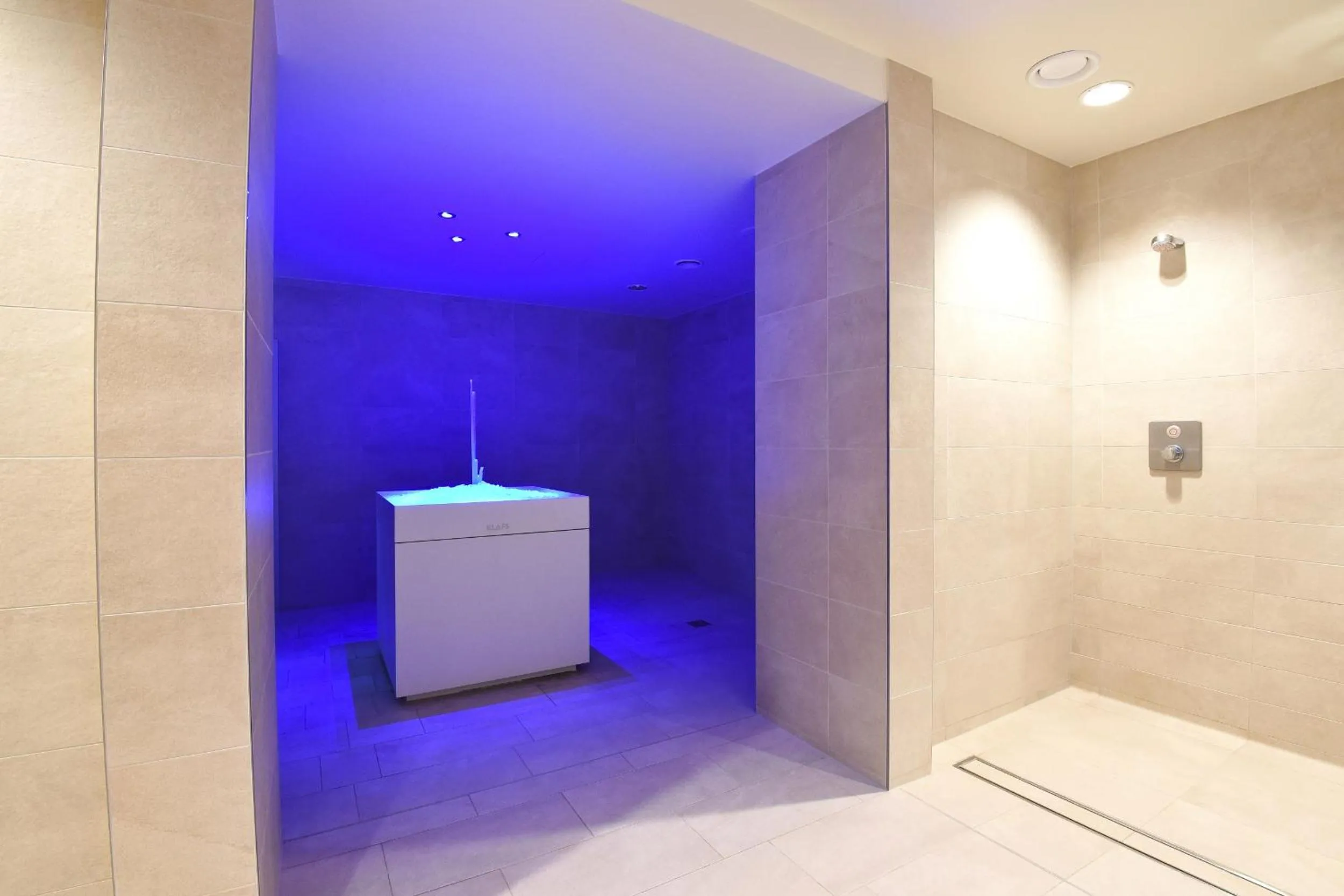 Swimming pool, Bed in Strandhotel an der Ostsee