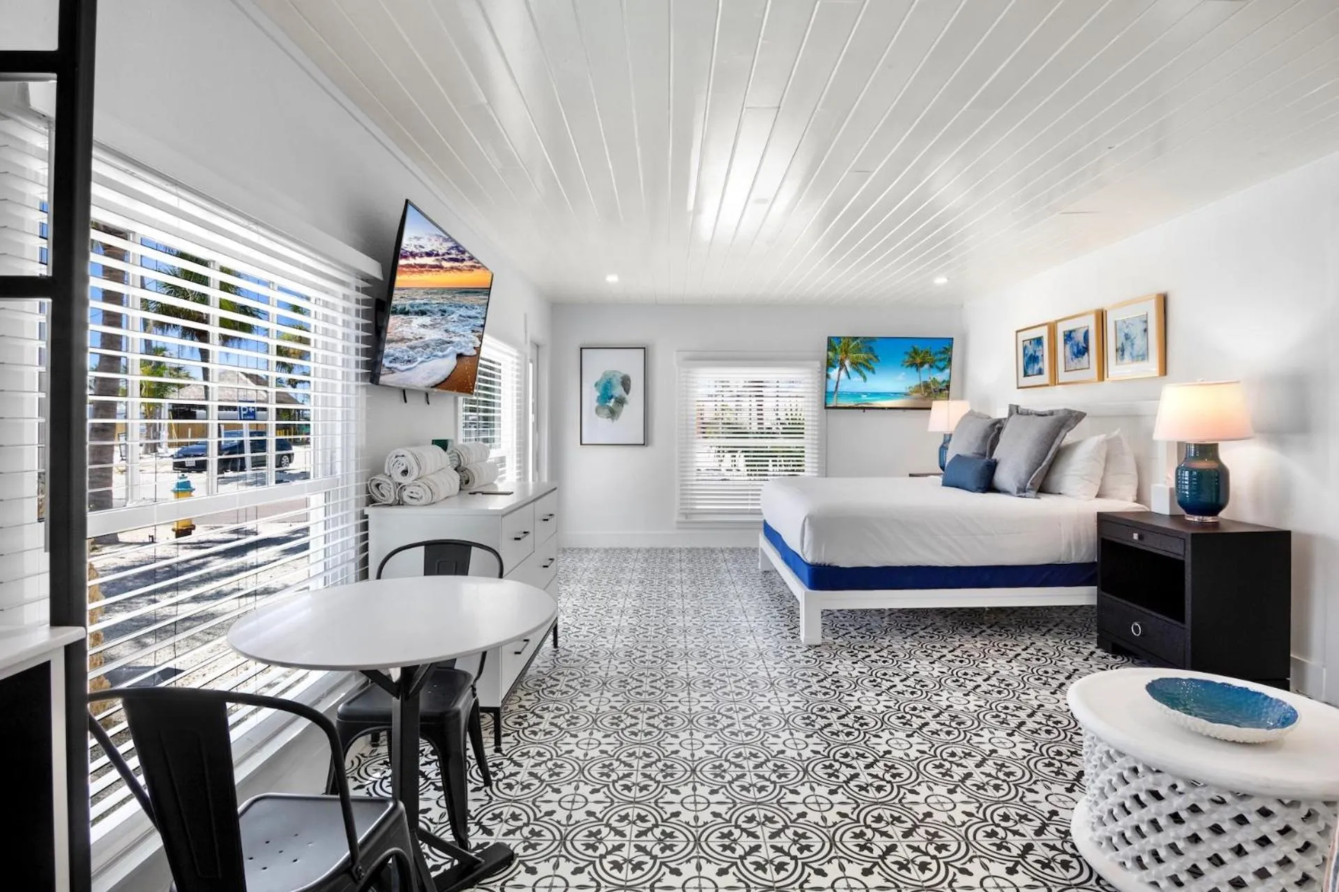 Photo of the whole room, Bed in Pelican Post at Anna Maria Island Inn