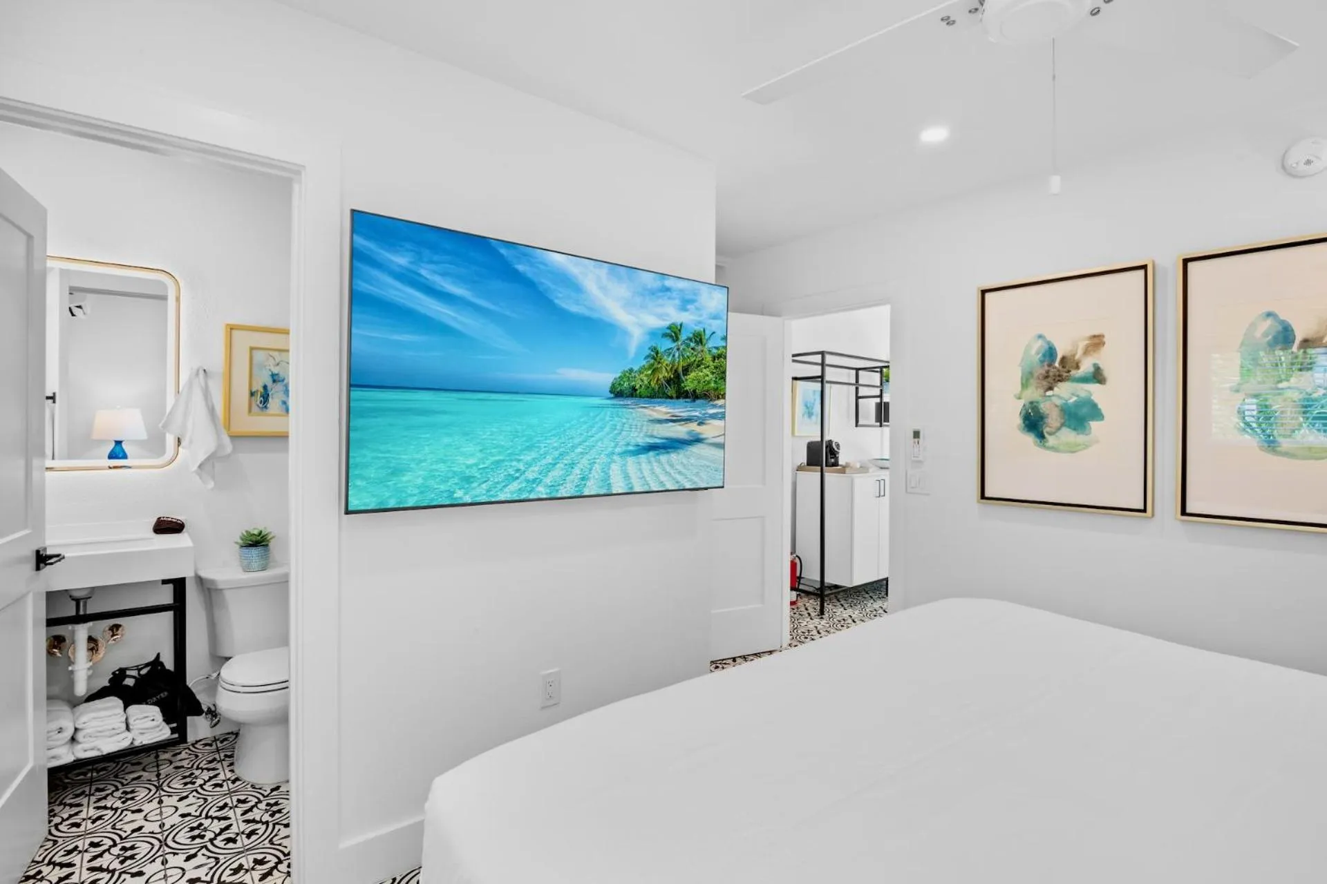 TV and multimedia, Bed in Pelican Post at Anna Maria Island Inn