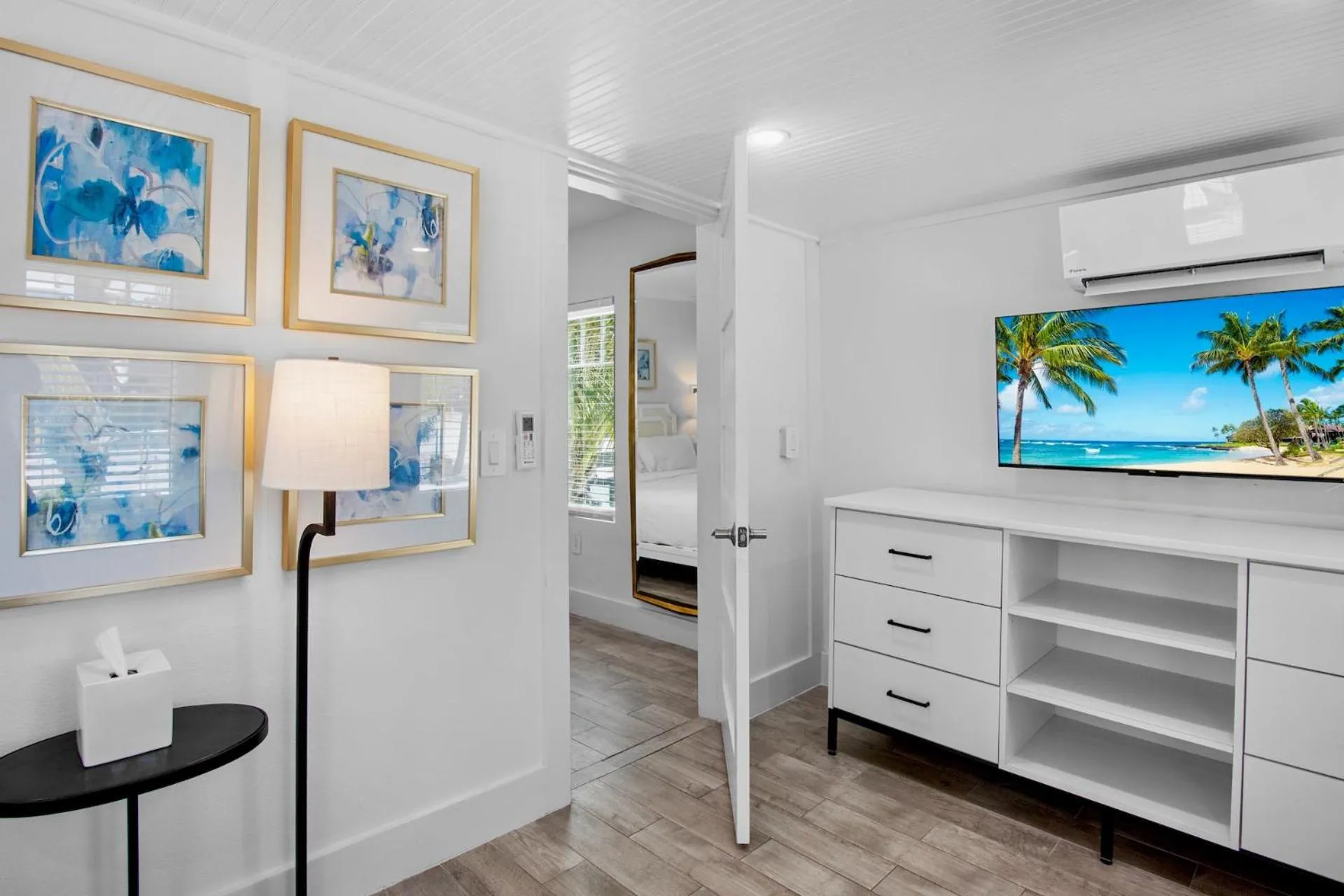 TV and multimedia in Pelican Post at Anna Maria Island Inn