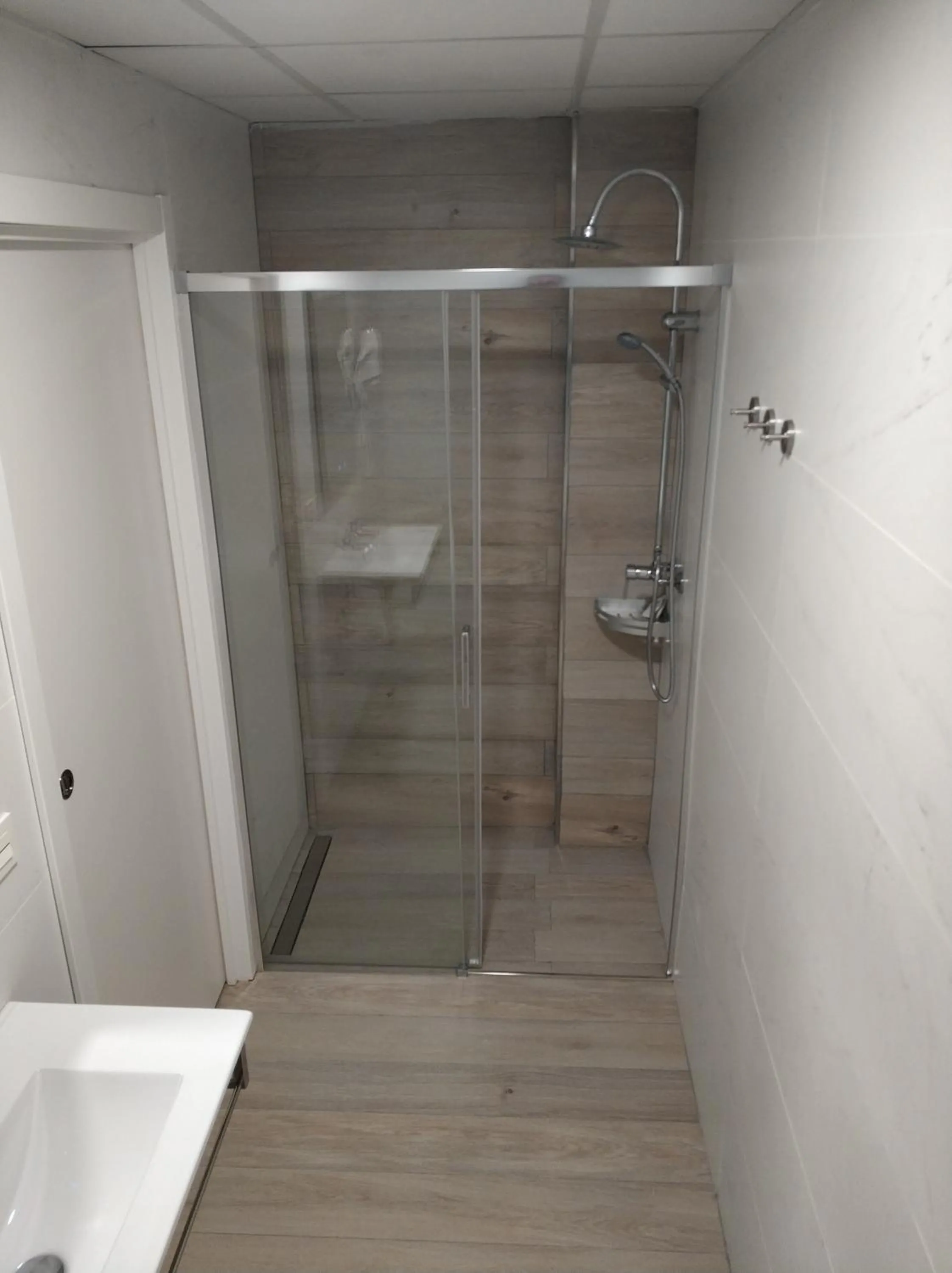 Shower in Apartamentos Boni