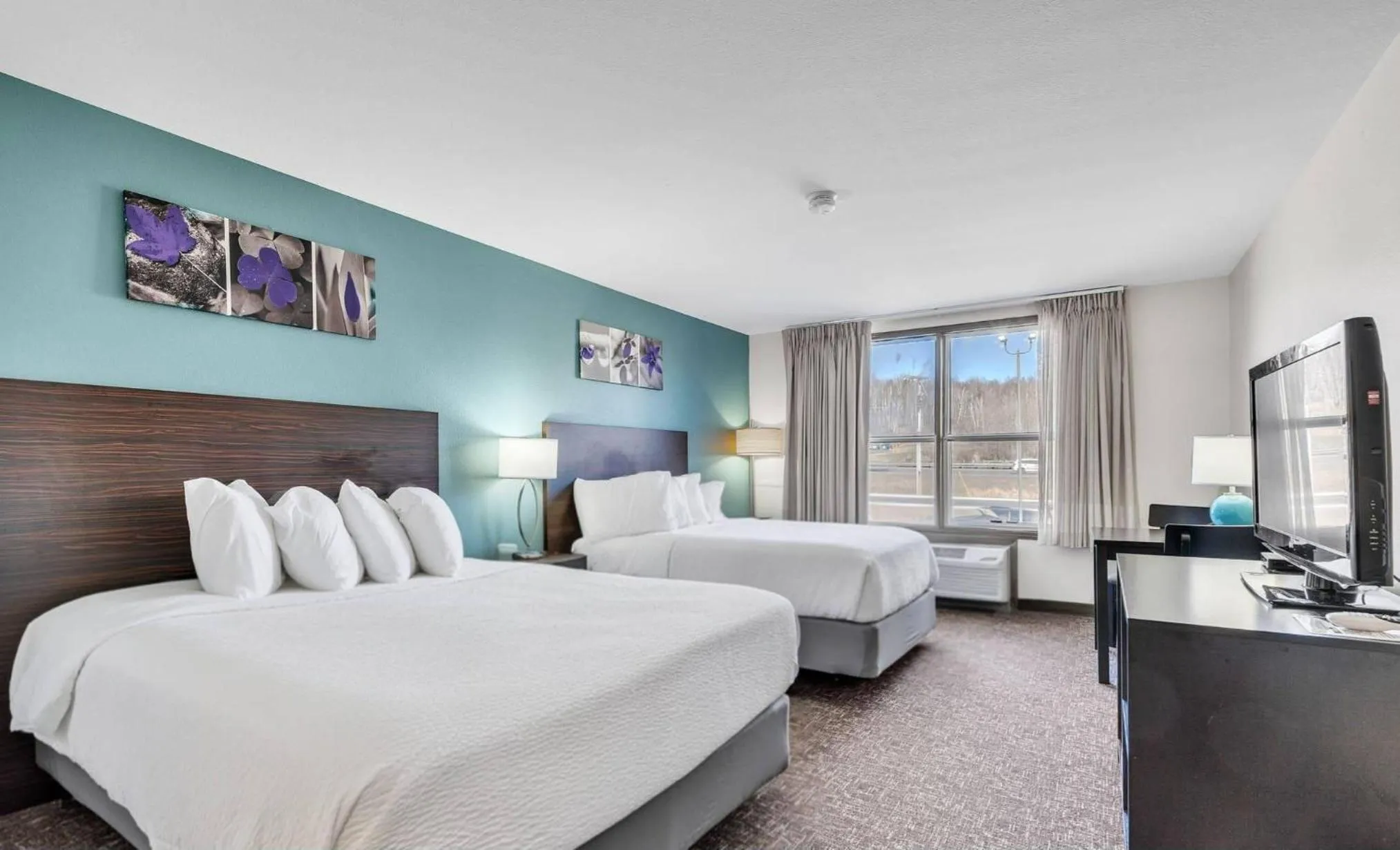 Bedroom, Bed in Sleep Inn & Suites near Spirit Mountain