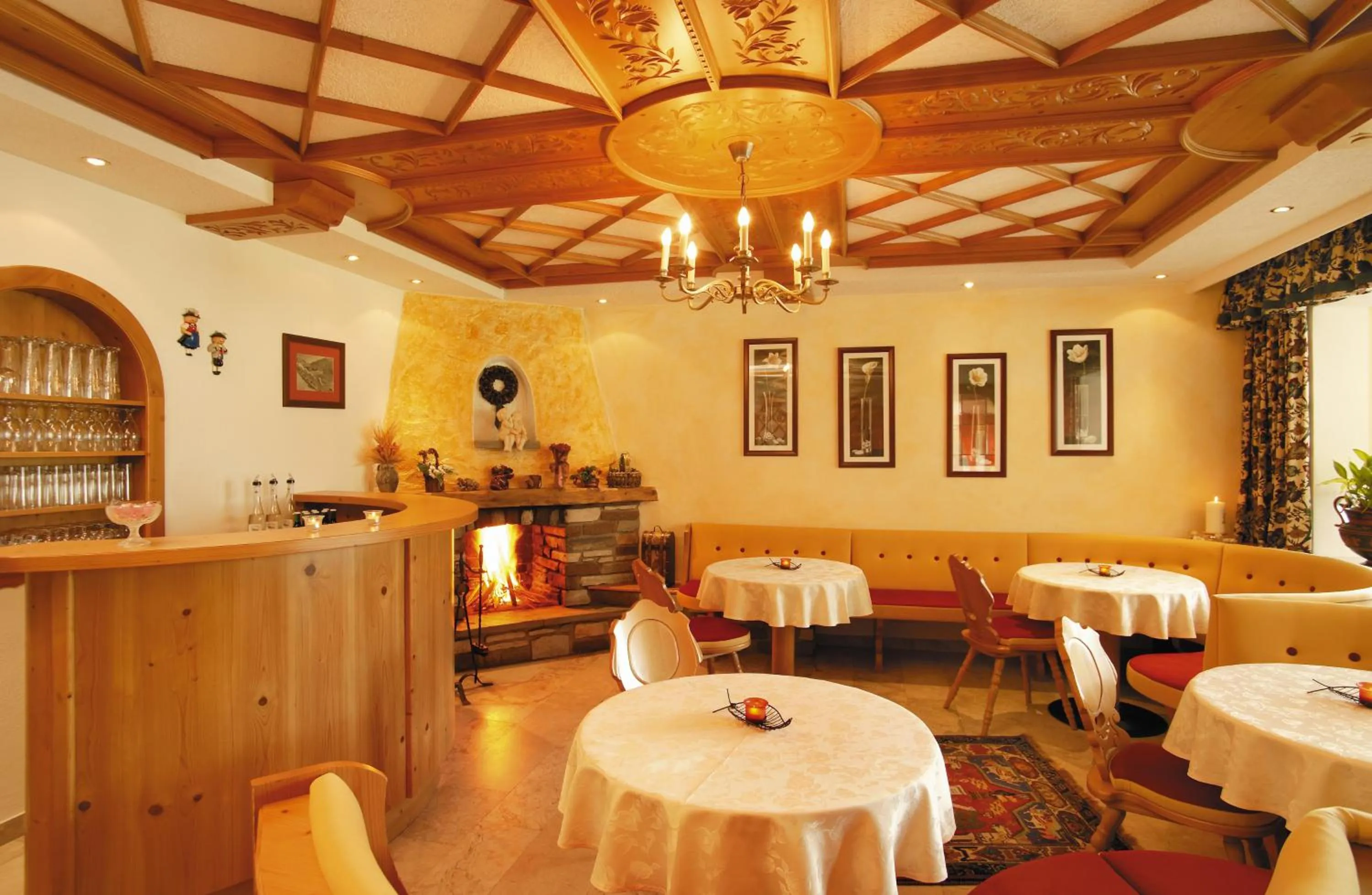 Restaurant/places to eat in Alpenherz Hotel Garni