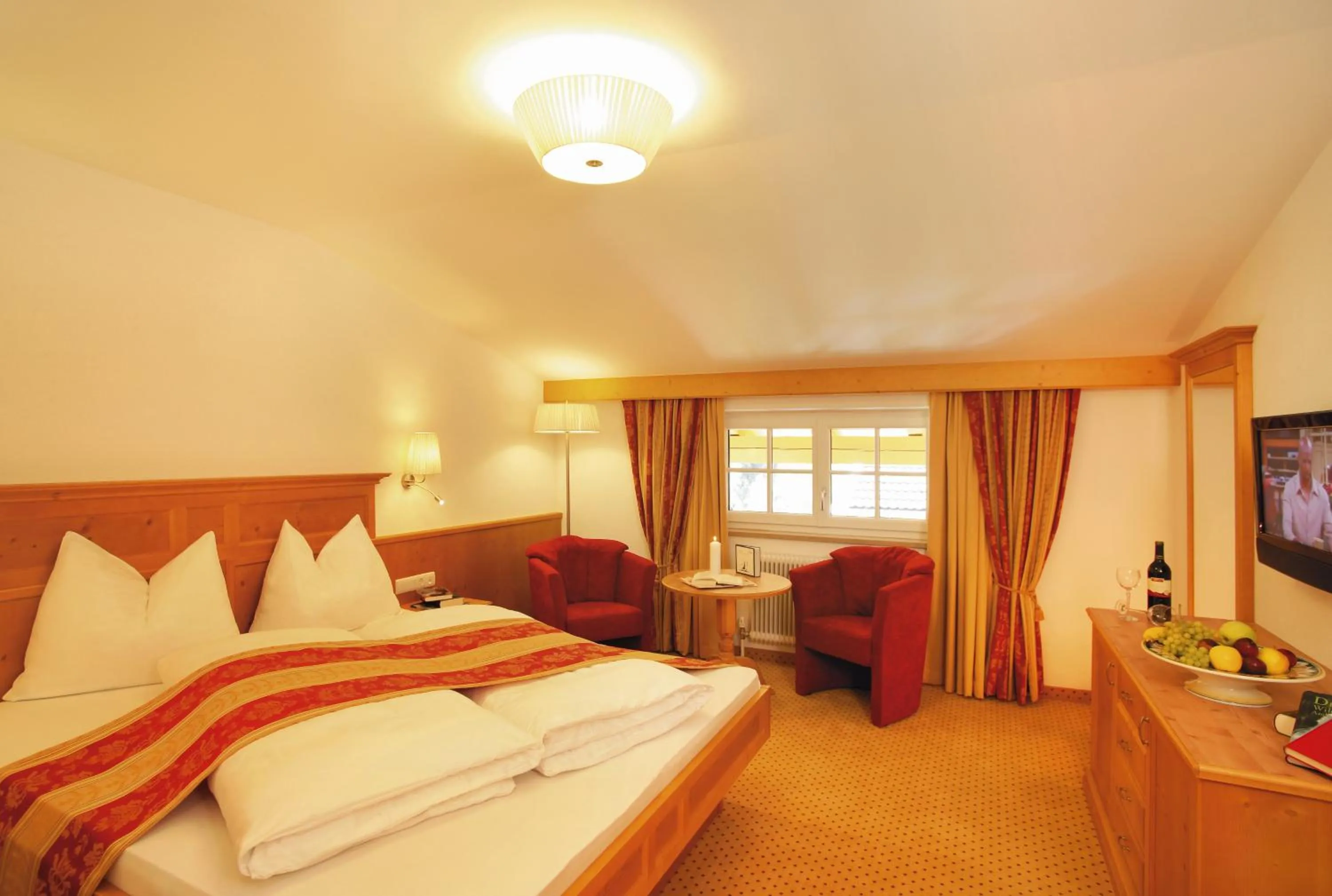 Bed in Alpenherz Hotel Garni