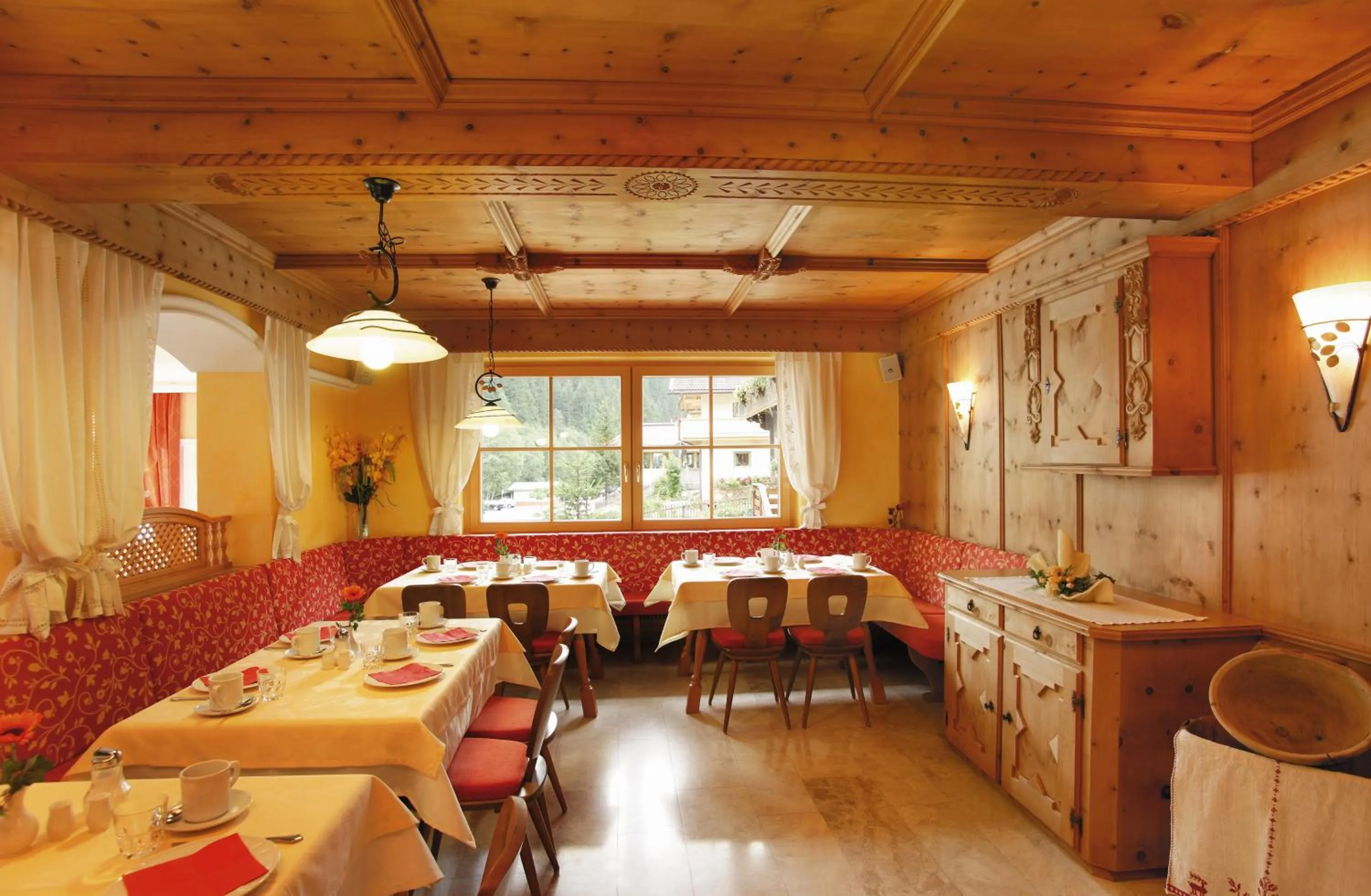 Restaurant/places to eat in Alpenherz Hotel Garni
