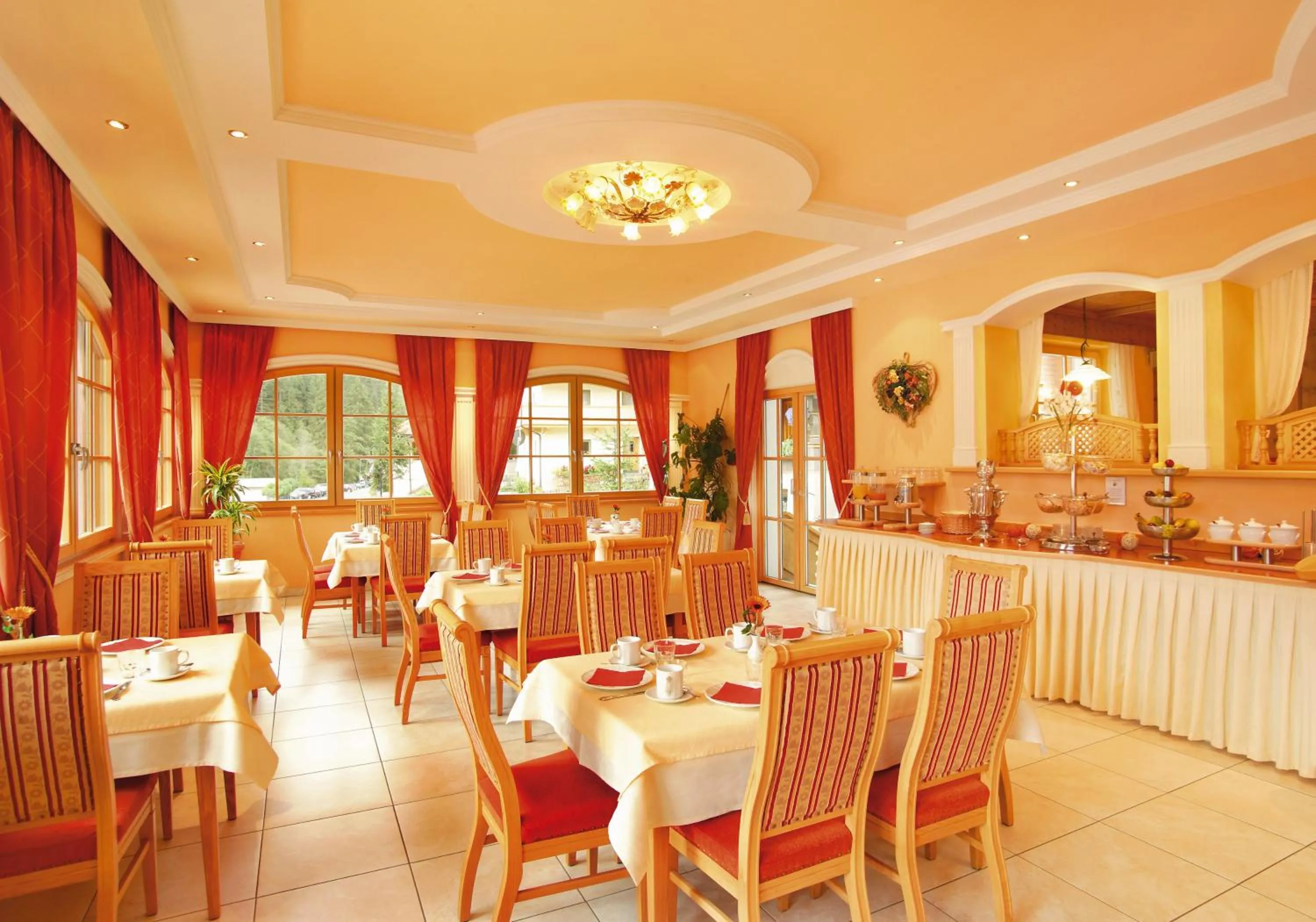 Restaurant/places to eat in Alpenherz Hotel Garni